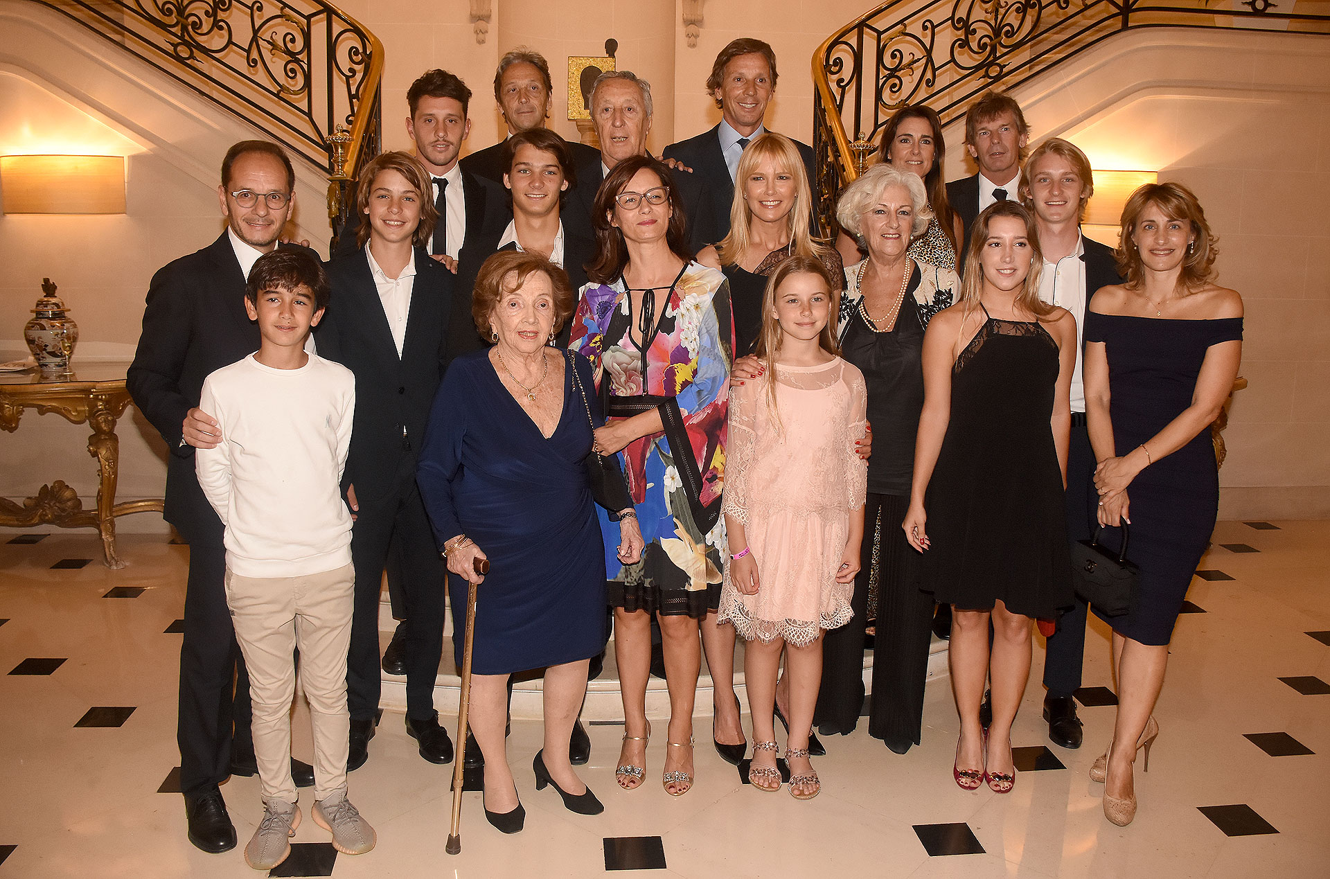 La gran foto familiar: En la primera fila, Federico Manzo, María Cristina Cirio (madre de Alejandro Gravier), Taína Gravier, Julieta Gravier y Carolina Gravier. En la segunda fila: el embajador Giuseppe Manzo, Benicio Gravier, Tiziano Gravier, Alma Manzo, Valeria Mazza y su madre Mónica Ferreira, y Balthazar Gravier. En la tercera fila: Felipe Gravier, Horacio Gravier, Emilio Gravier, Alejandro Gravier, Carolina Mazza (hermana de Valeria) y Guillermo Antuña (cuñado de Valeria Mazza)