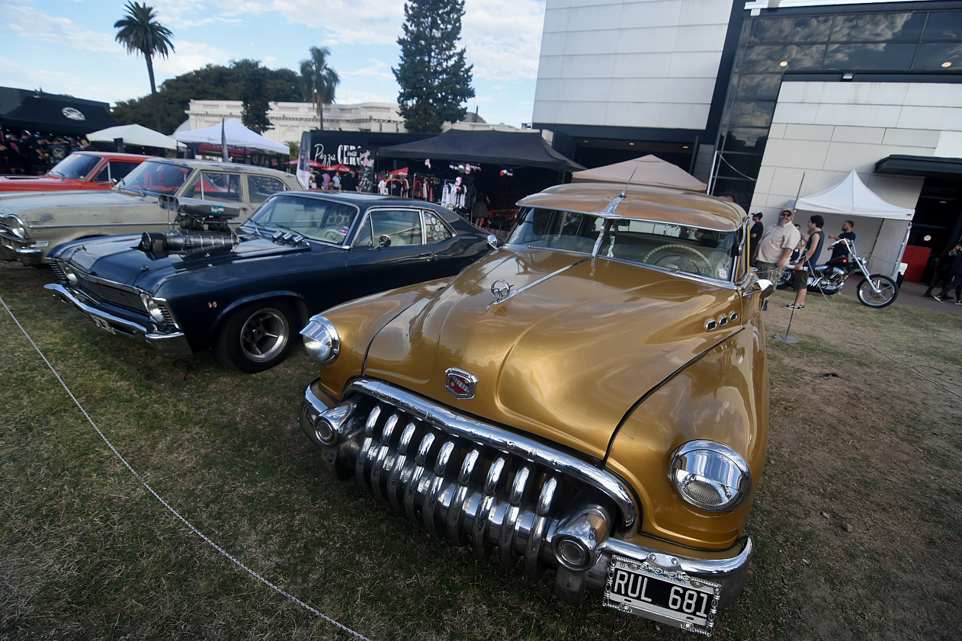 Entre las exhibiciones al aire libre están las colecciones de autos clásicos