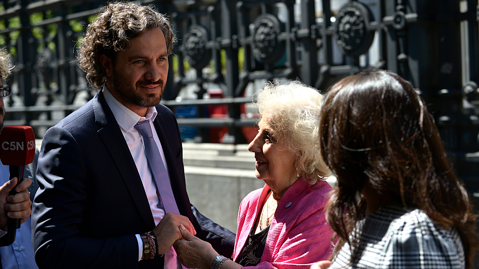 El jefe de Gabinete, Santiago Cafiero, junto a Estela de Carlotto