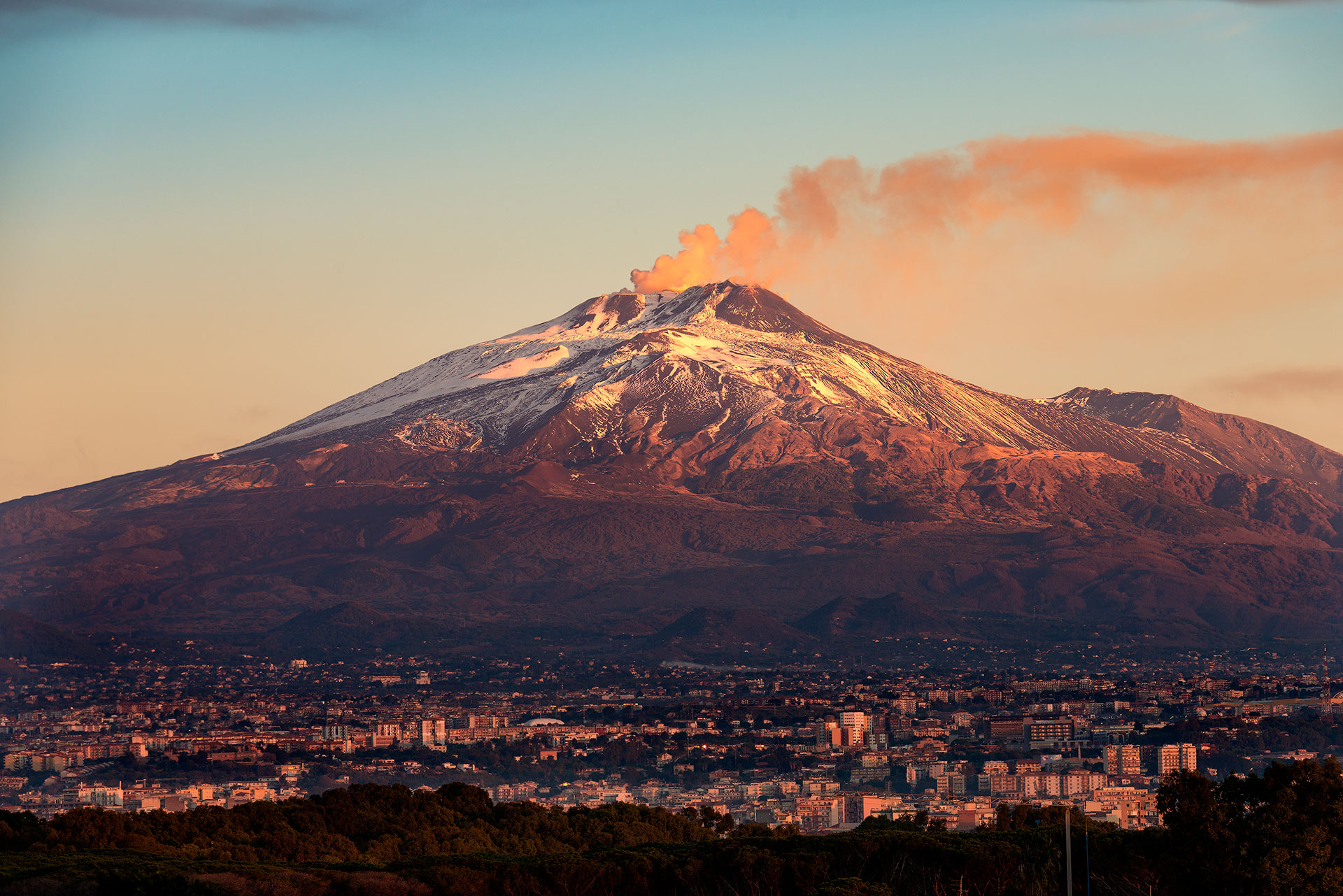 VOLCÁN ETNA - ITALIA: Emplazado en la isla de Sicilia, precisamente en el mar Mediterráneo, en 1669 entró en erupción, llegando a la ciudad de Catania