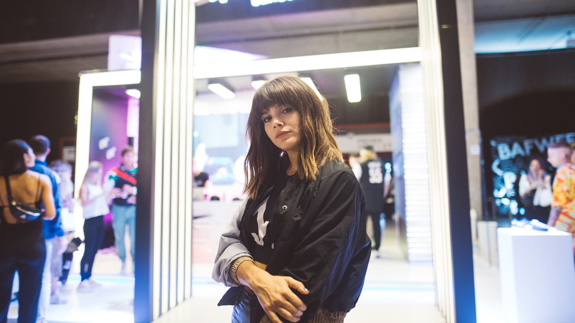 Natalie Perez posó en el stand luego de desfilar en la pasarela.