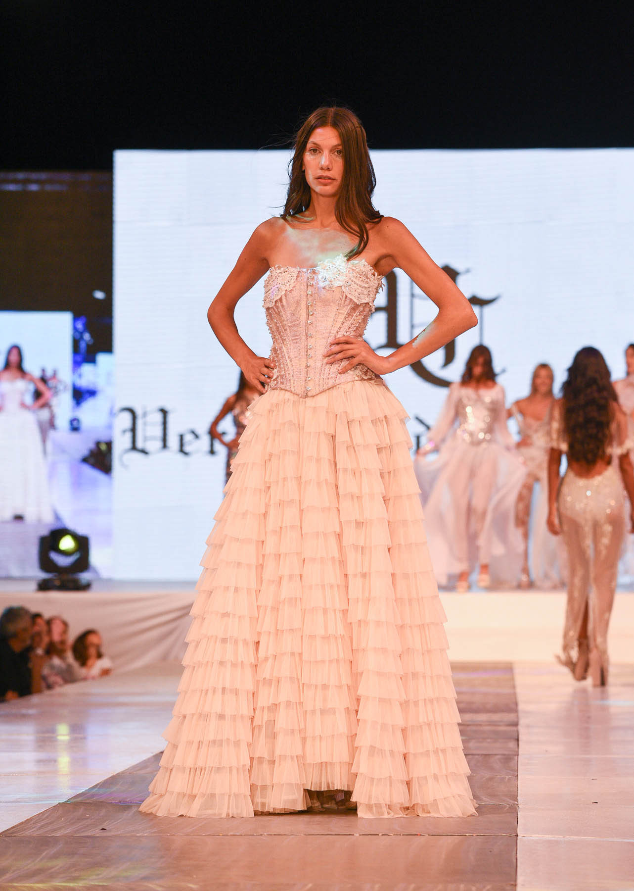Los volados, brillos y bordados fueron mayoría en la 16ª edición del desfile de verano más importante de la temporada. Un impactante diseño de Vero de la Canal
