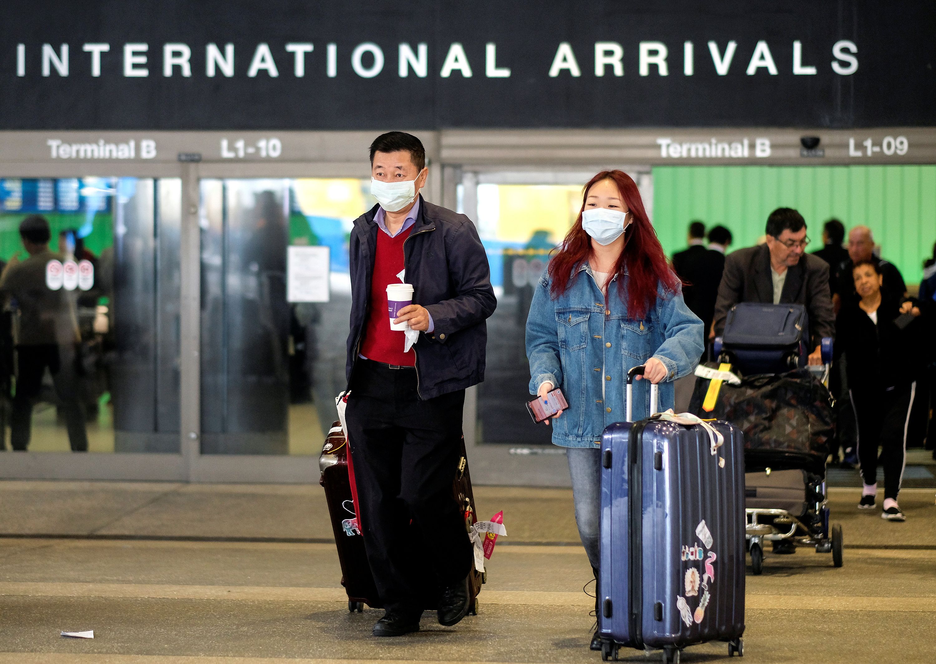 Pasajeros extranjeros en el Aeropuerto Internacional de Los Ángeles, Estados Unidos (REUTERS/Ringo Chiu)