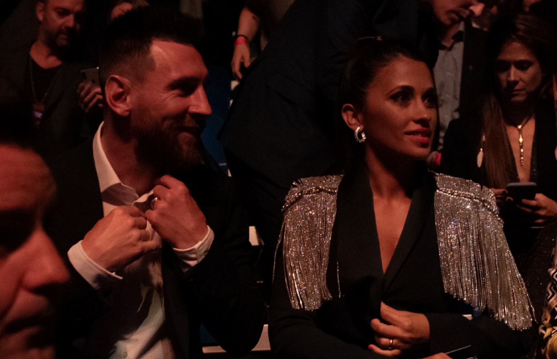 Lionel Messi y Antonela Roccuzzo en el interior de el Parc del Fòrum de Barcelona viendo Messi10, la nueva creación del Cirque du Soleil inspirada en el gran jugador argentino (Foto: Nancy Martínez)