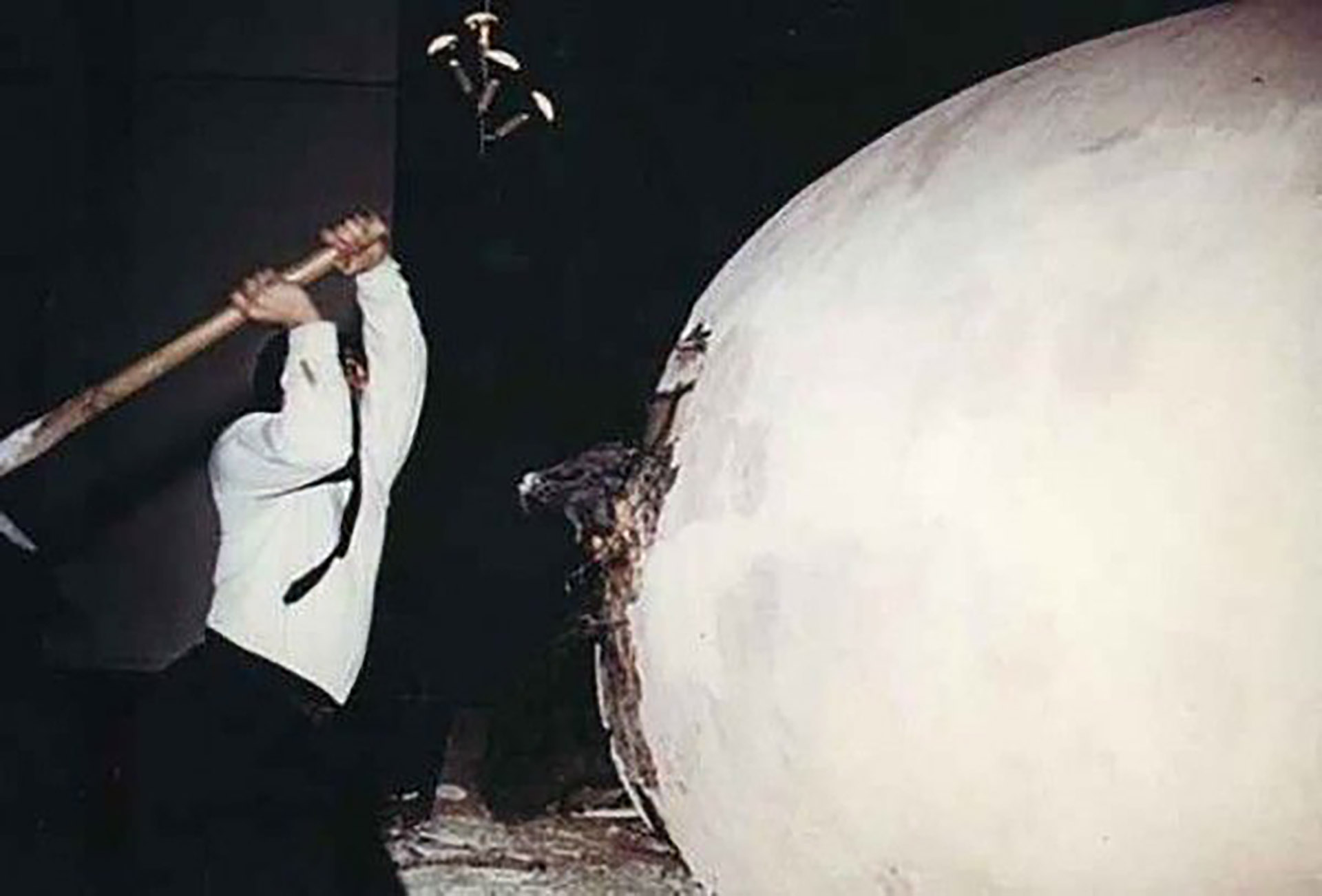 Peralta Ramos destrozando su obra "Nosotros afuera"