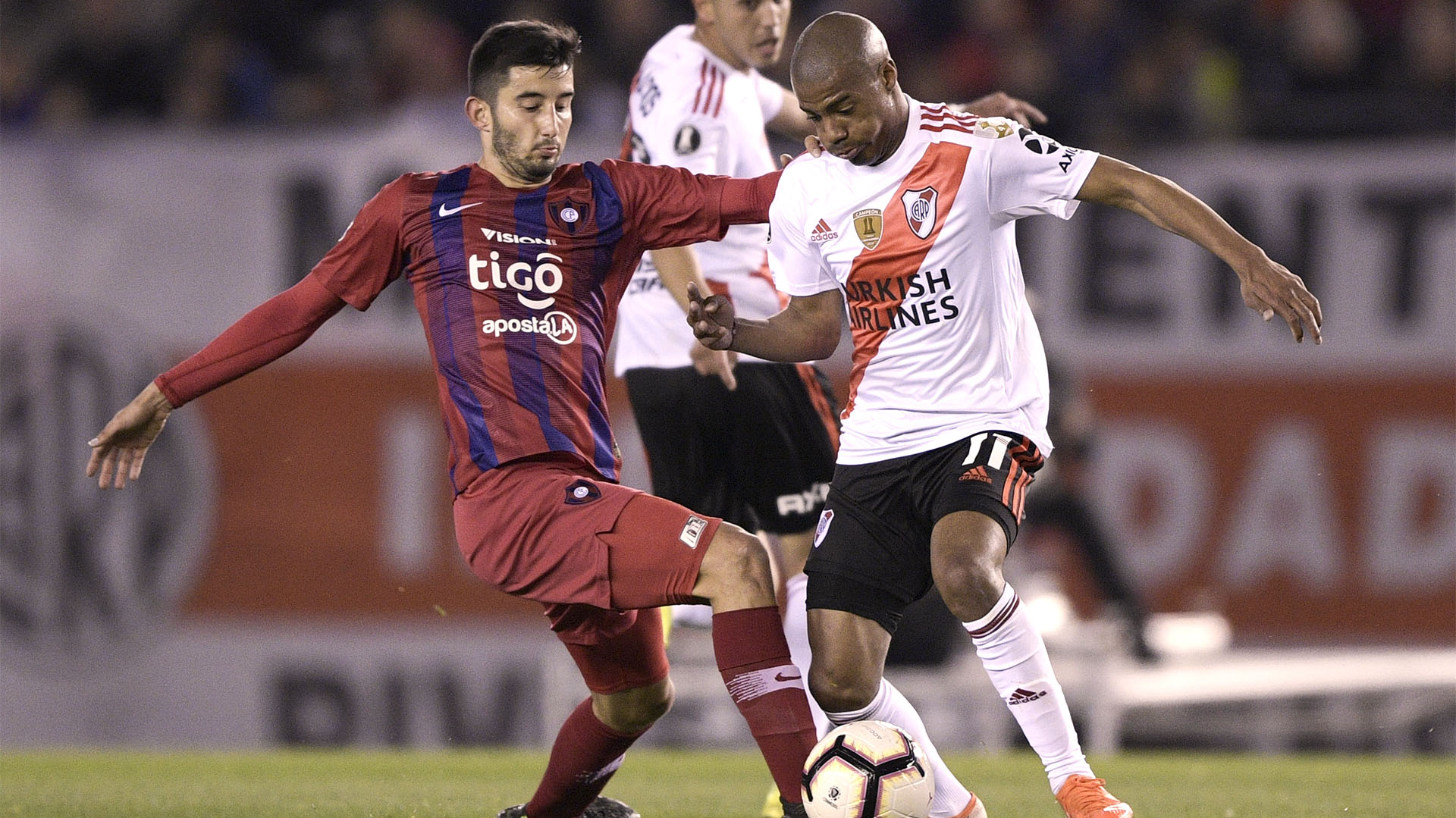 De la Cruz, ante Cerro Porteño, por la Libertadores 2019 (Foto: JUAN MABROMATA / AFP)
