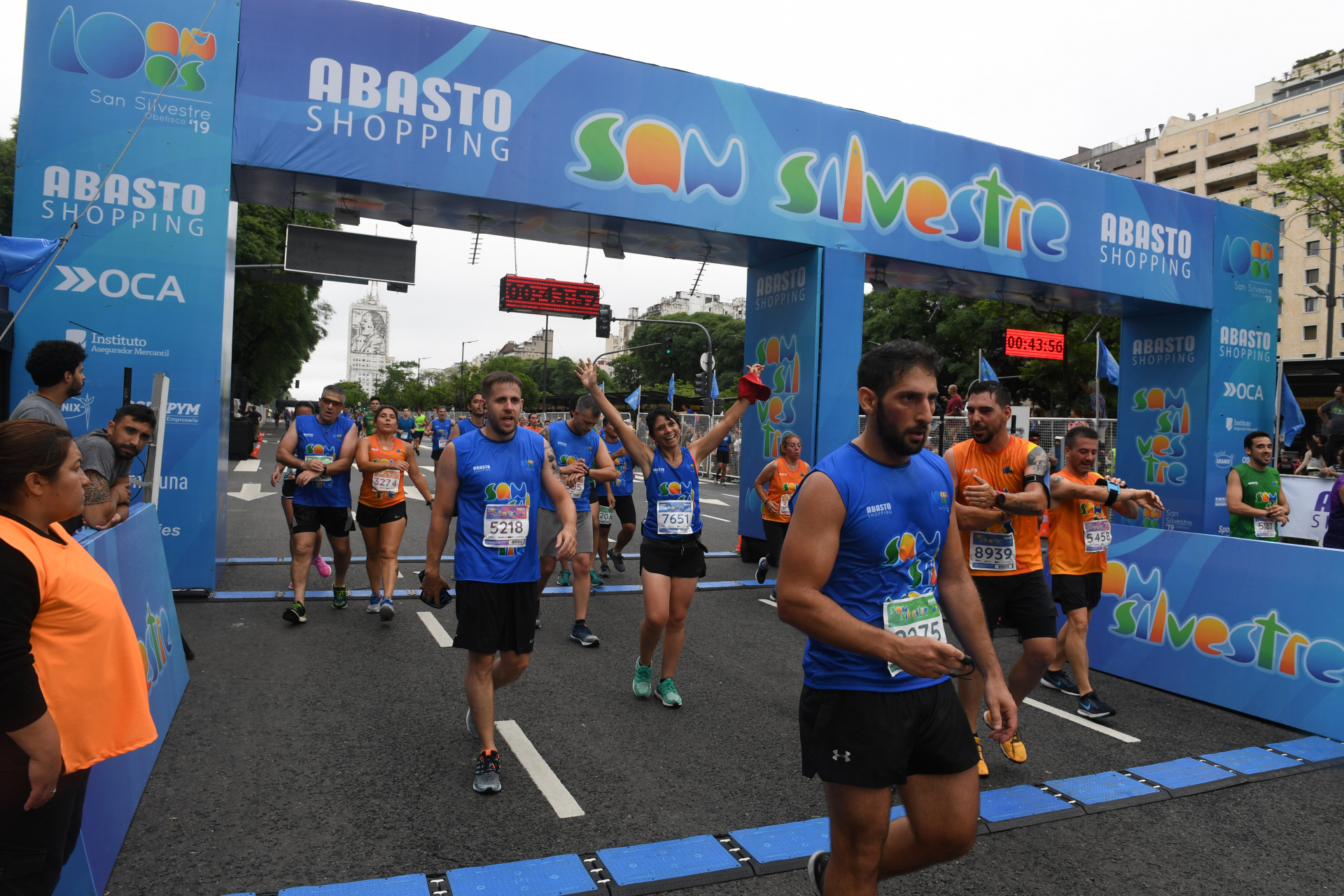 Los corredores llegaron exhaustos en la línea de llegada (Maximiliano Luna)