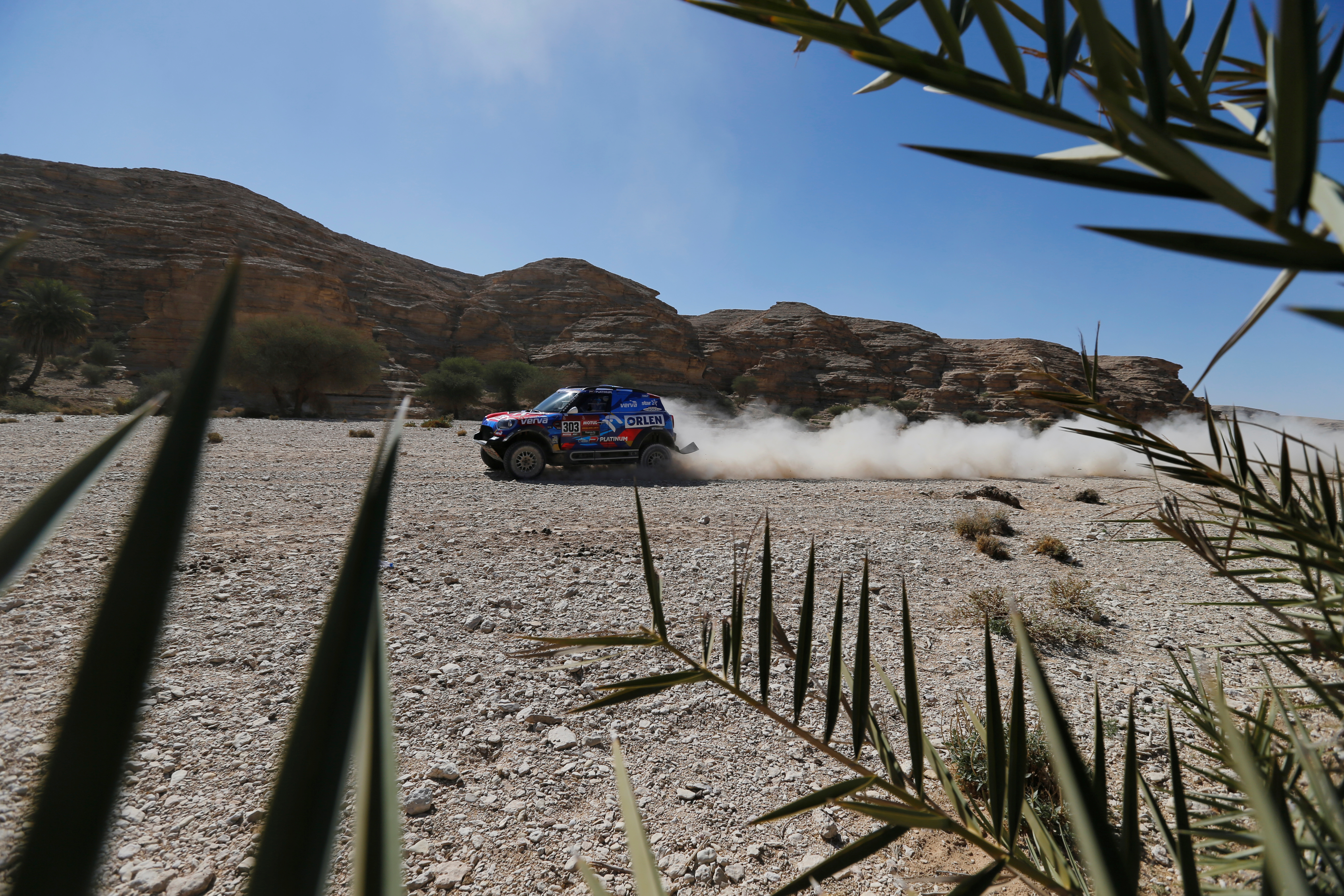 Para hacerlo más emocionante, los pilotos continuarán este miércoles su pelea en la etapa maratón, donde ningún competidor tendrá dispondrá de sus mecánicos y cualquier avería en los vehículos deberá ser reparada por la propia tripulación
