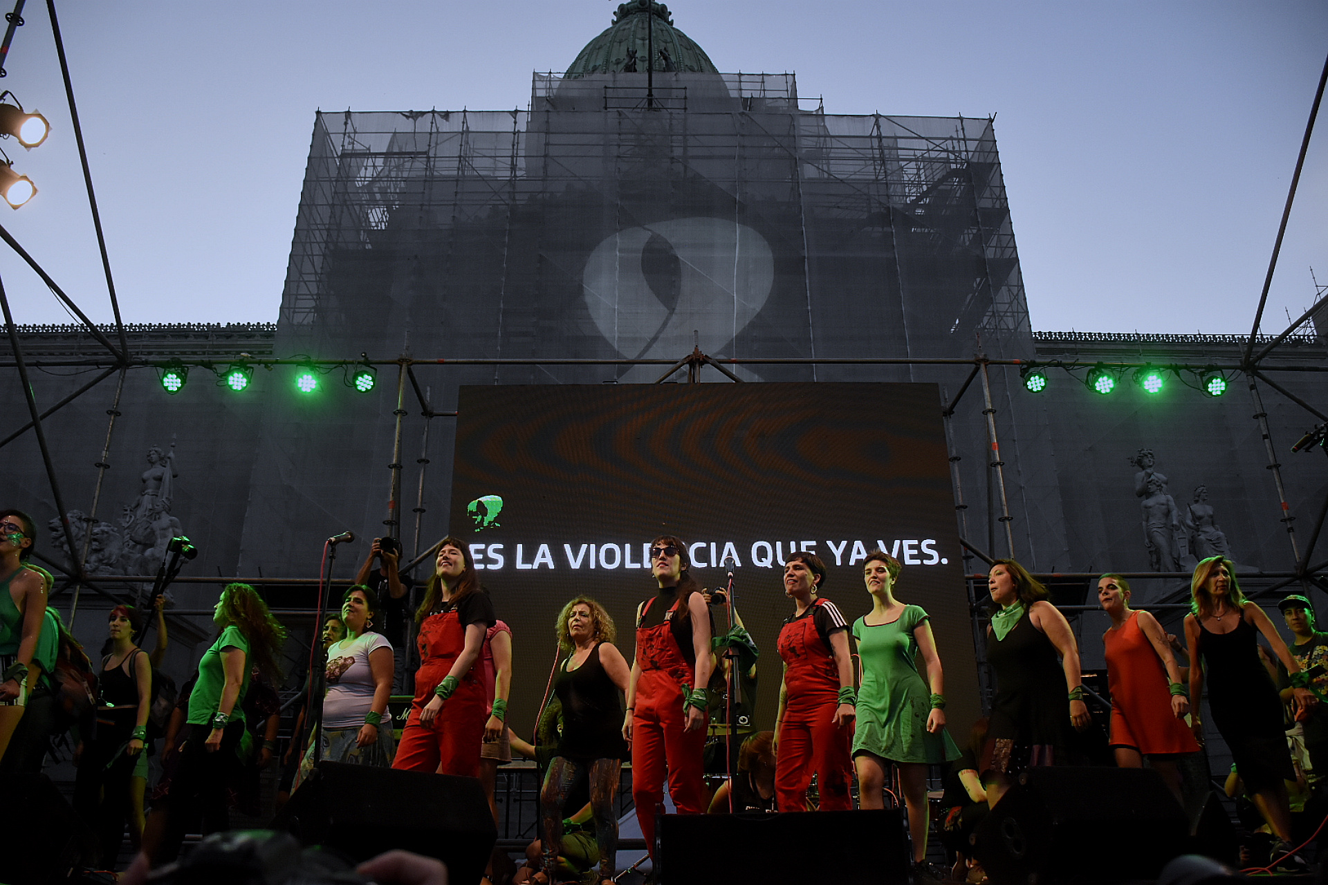 Un grupo de artistas que formó parte del reclamo