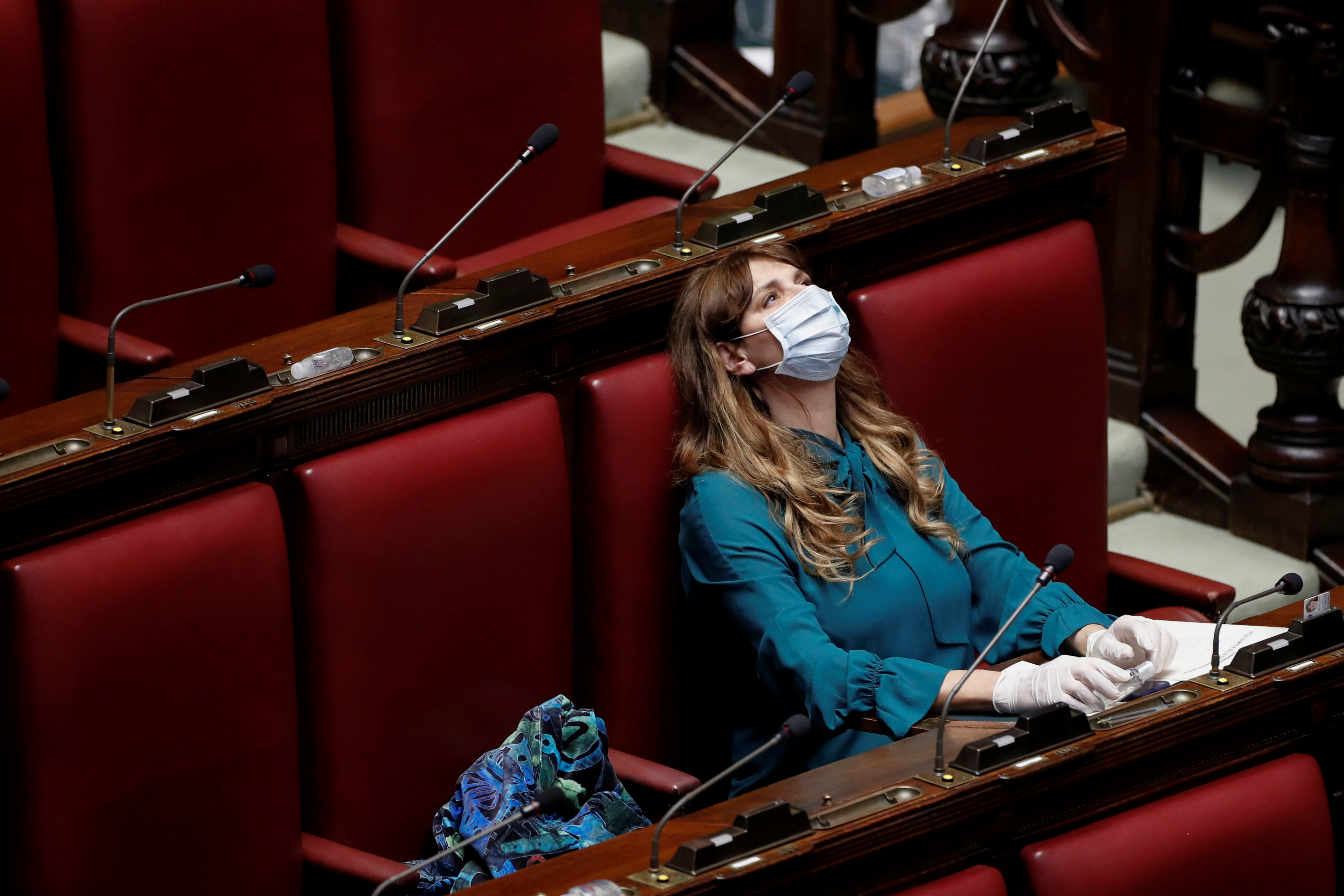 Una congresista italiana, con mascarilla y guantes (Reuters)
