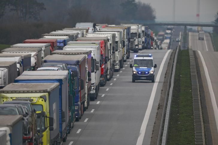 Un atasco de tráfico de camiones en una carretera que une Alemania con Polonia durante la propagación del Covid-19. Marzo 19, 2020. REUTERS/Hannibal Hanschke