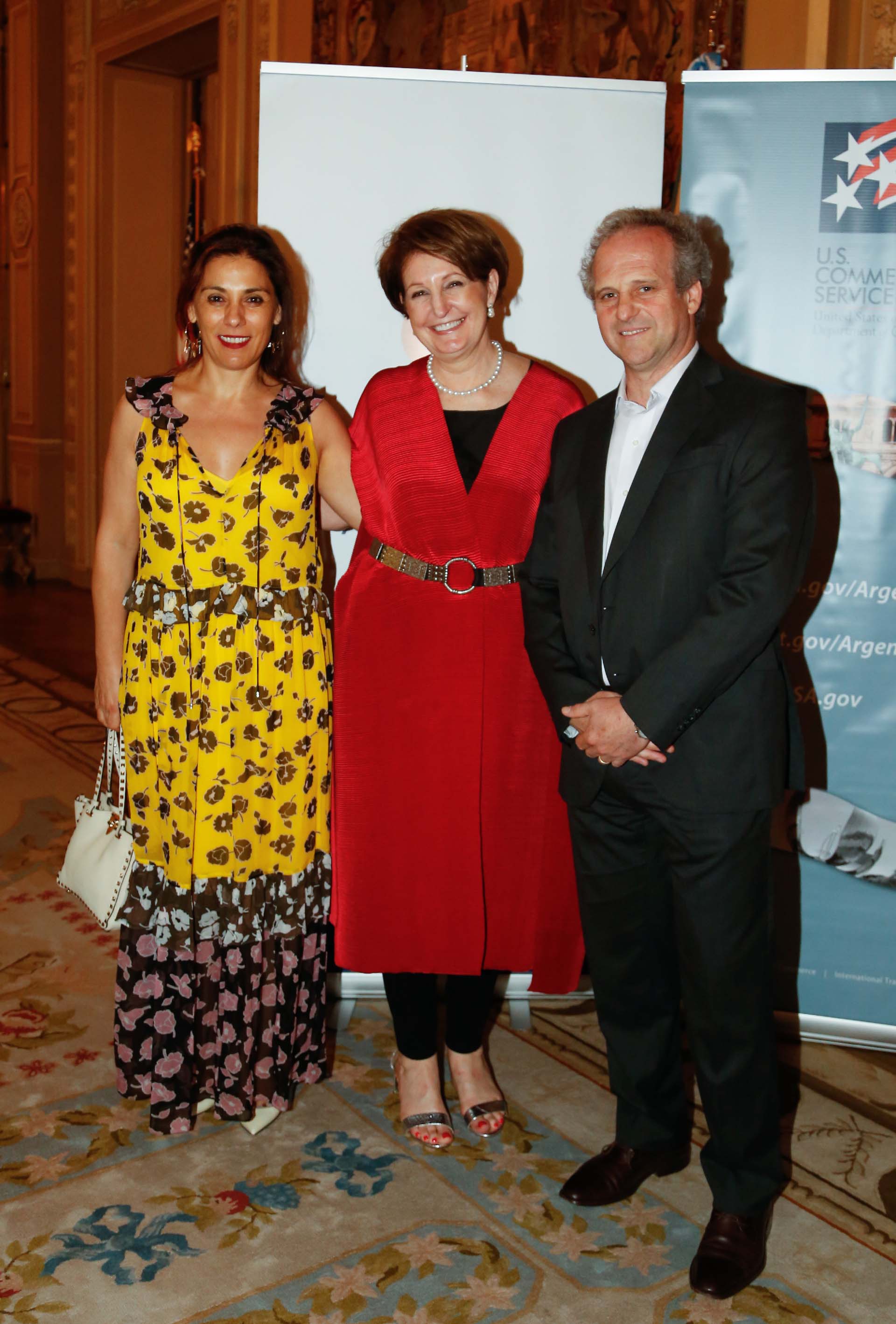 Lucila Crexell, senadora nacional por Neuquén, junto a MaryKay Carlson y Roberto Alexander