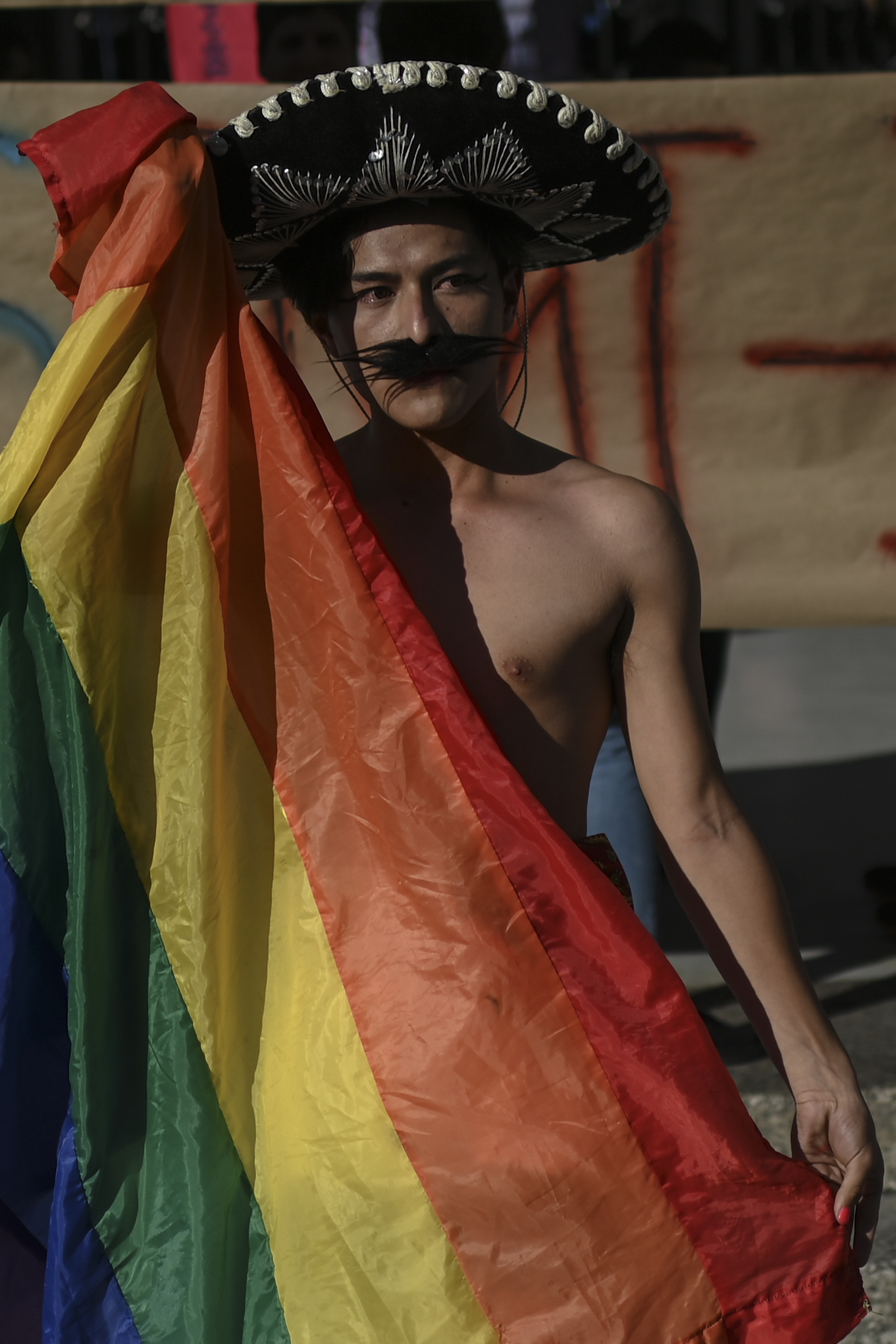 Miembro de la Comunidad LGBT con bigote y sombrero durante la manifestación (Foto: Pedro Pardo/ AFP)