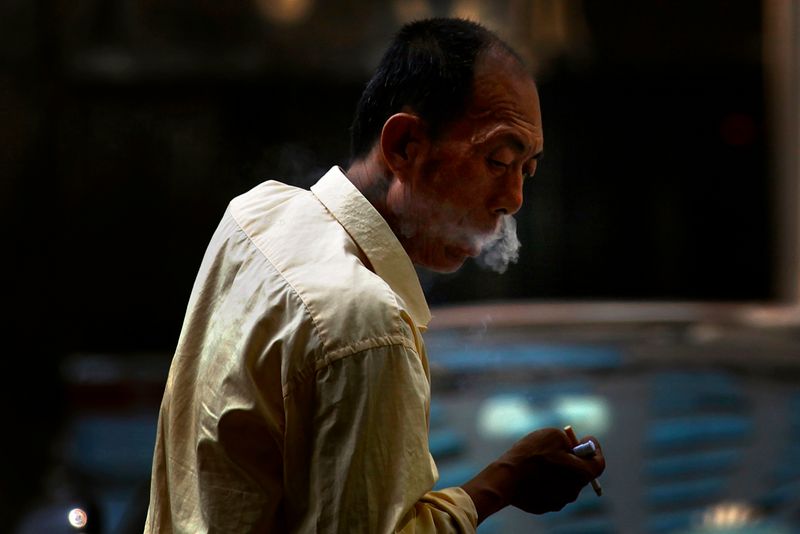 Fumar además debilita el sistema inmunitario y su respuesta ante infecciones, haciendo que los fumadores sean más vulnerables ante diferentes enfermedades infecciosas (28 de mayo, 2012. REUTERS/David Gray/Archivo)