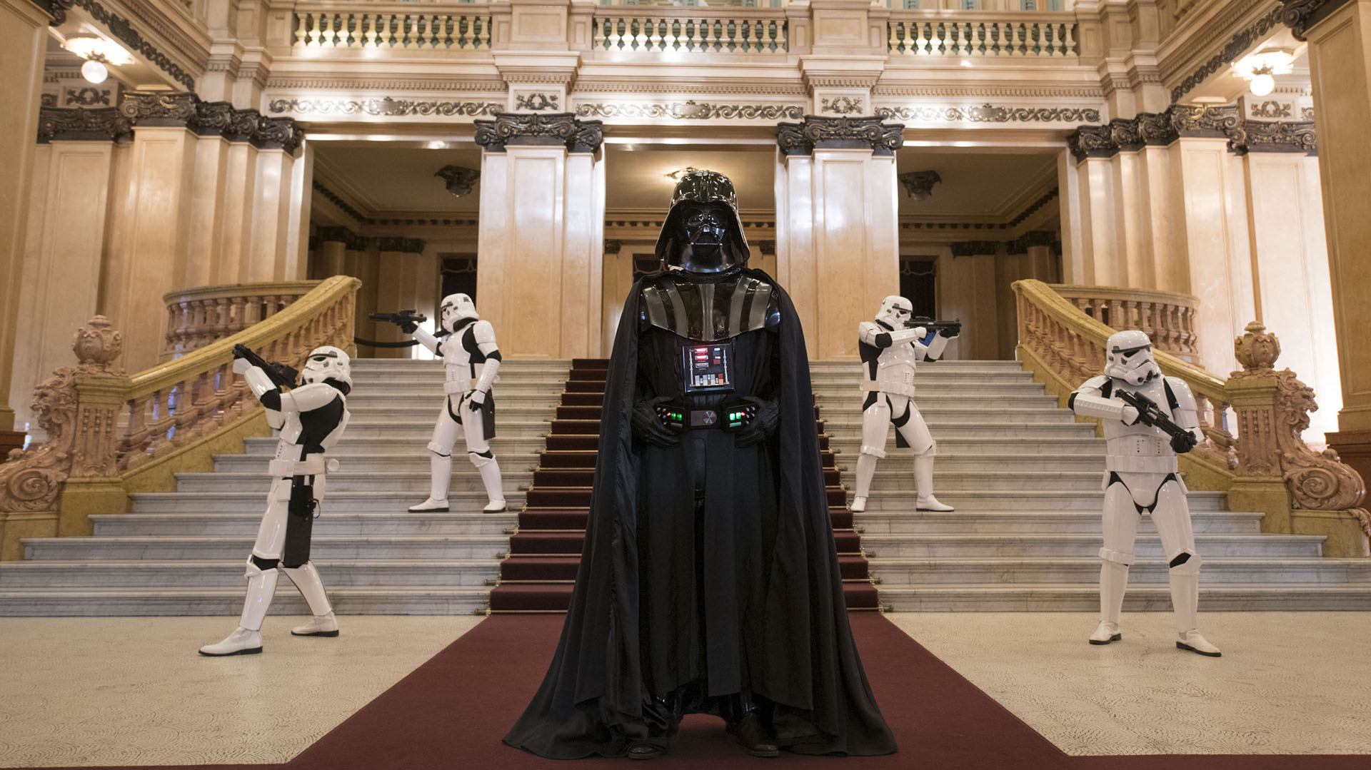 Previo al inicio de la función, el foyer del Teatro Colón fue escenario de una actividad interactiva entre el público y distintos fans, caracterizados como los personajes de la saga, ubicados en dos plataformas escénicas sobre las cuáles el público accedió para tomarse fotografías, mientras que un ensamble de alumnos de la Academia Orquestal del Instituto Superior de Arte del Teatro Colón acompañaron con música en vivo