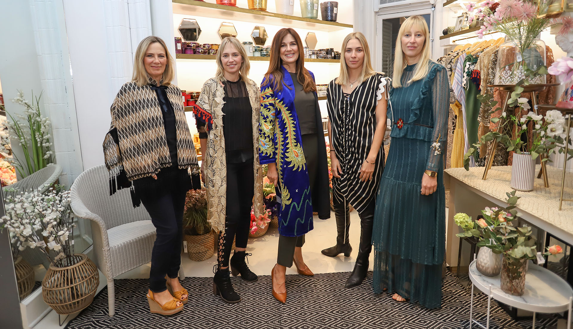 Andrea Frigerio junto a Sol Rueda y sus hijas: Natasha, Anushka, y Sol. La anfitriona Natasha Elliot, contó que ni, bien se juntaron con Andrea, la química fue instantánea ya que Sentido “es mucho más que una tienda, es una filosofía de vida que apela a potenciar todos los sentidos y el olfato es uno de ellos”