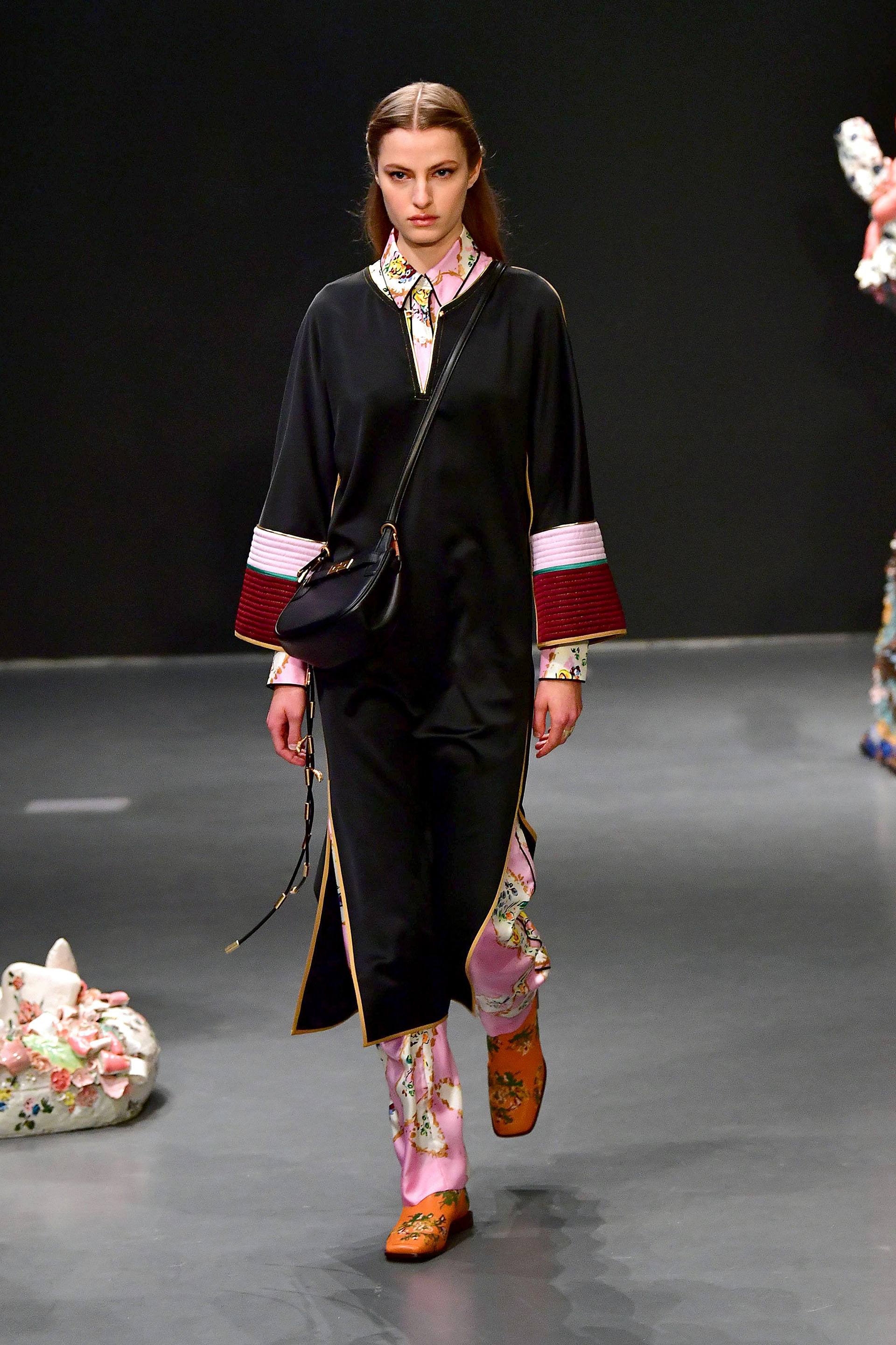 Bandolera y la túnica, un clásico que nunca falta en una pasarela de la diseñadora Tory Burch en la semana de la moda neoyorquina