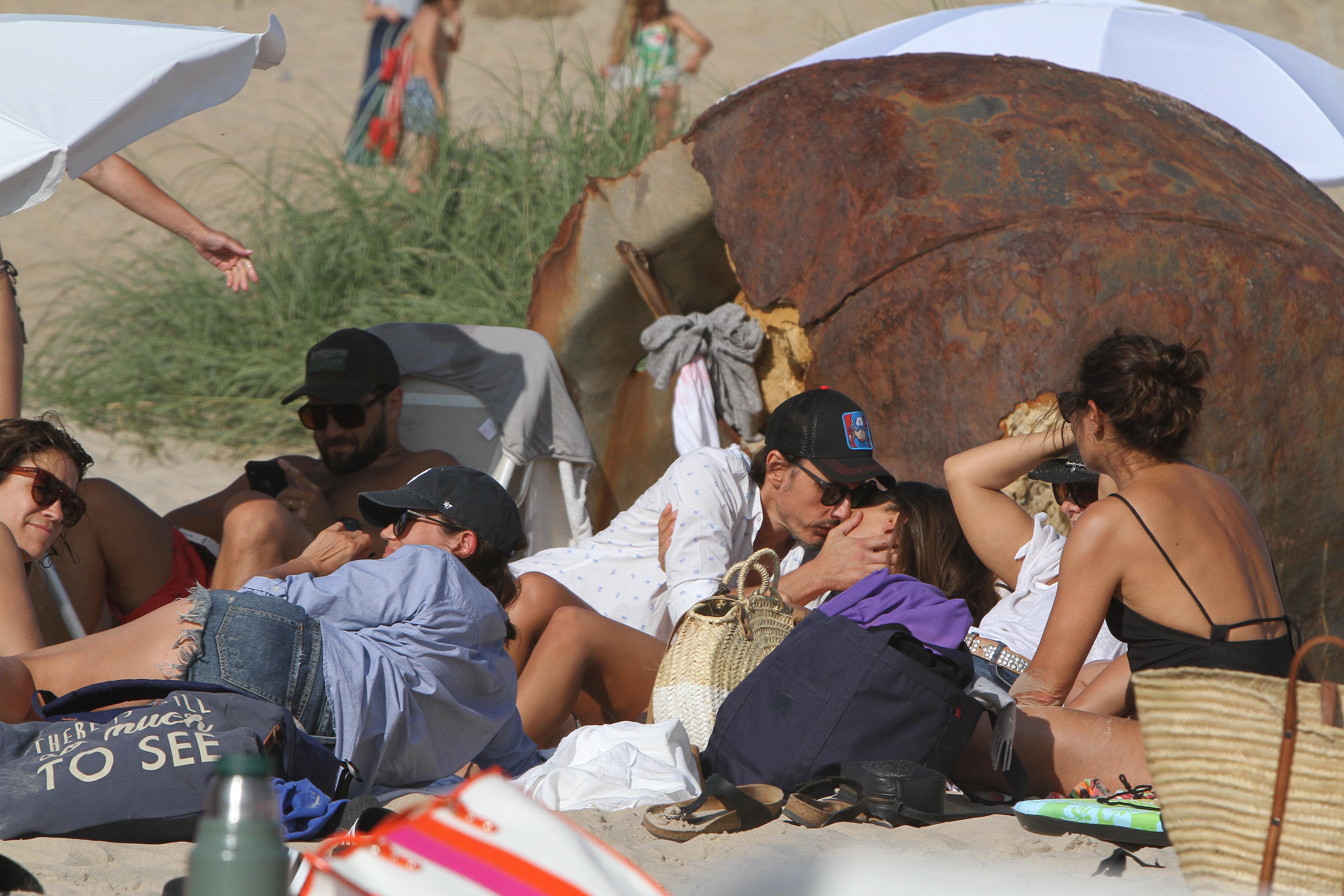Pampita y Moritán, con amigos en la playa