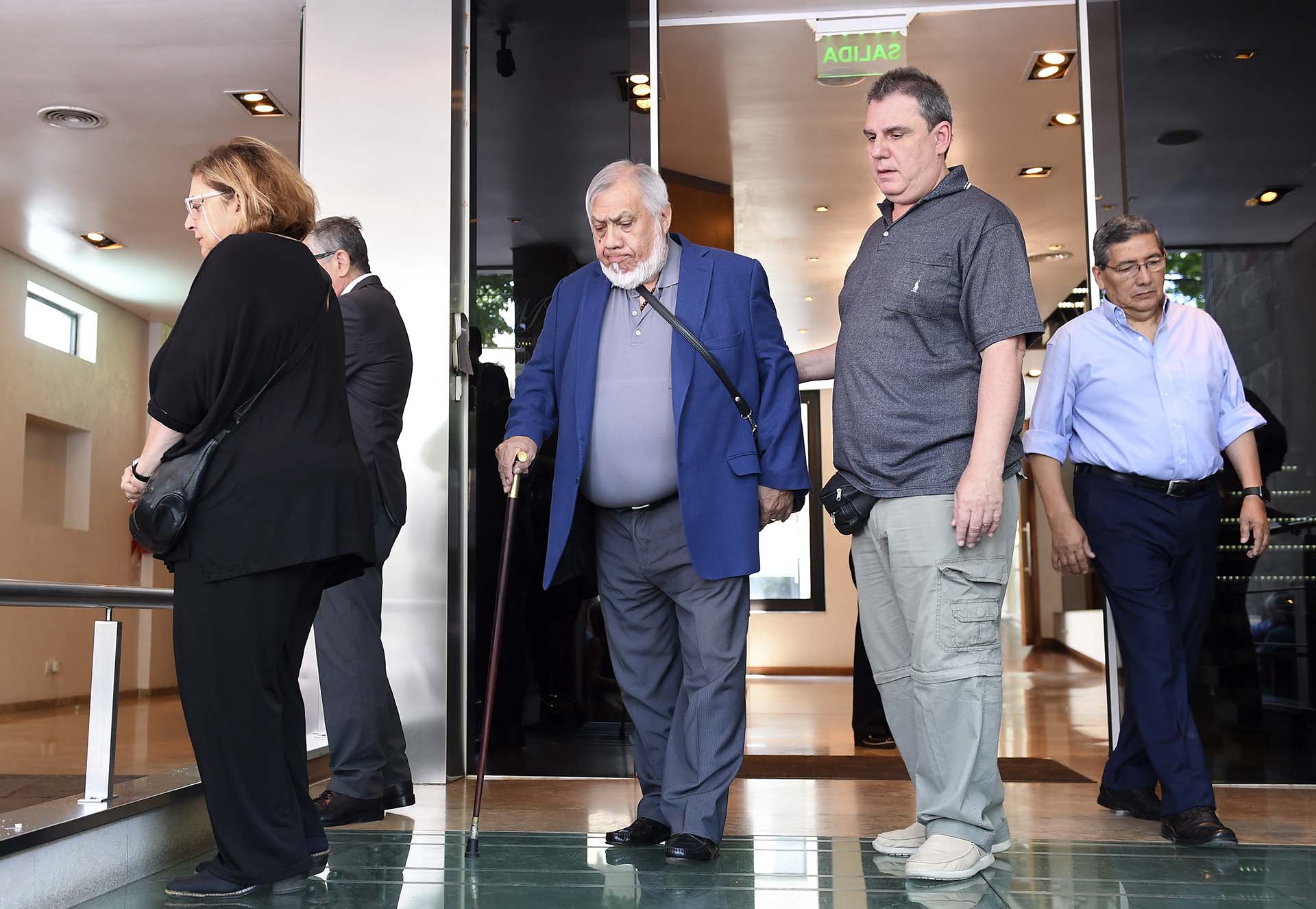El folclorista Zamba Quipildor también se hizo presente para acompañar a la familia en el adiós a Juan Carlos Saravia