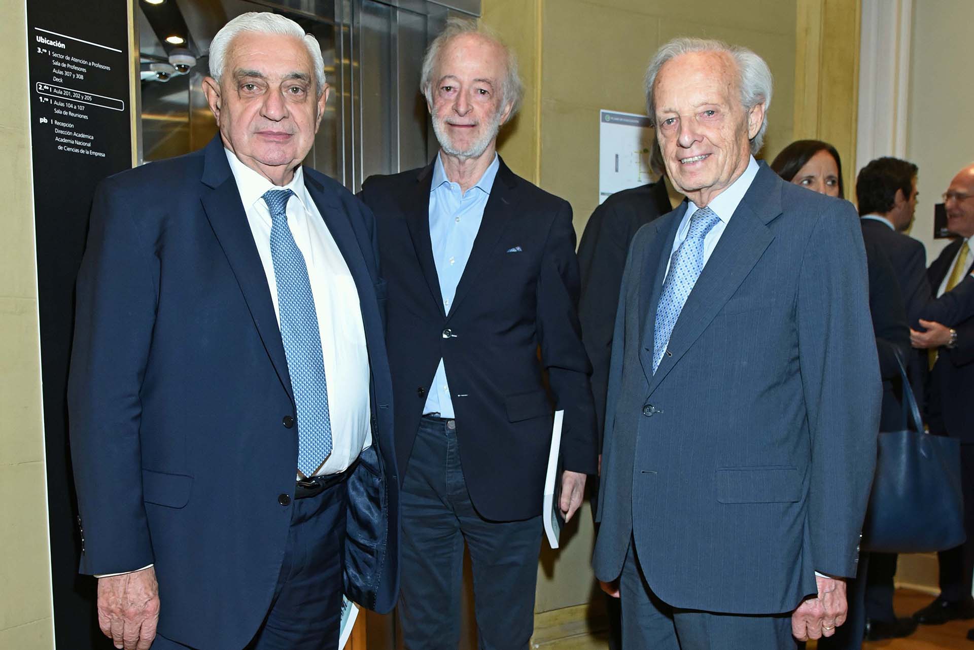 Adelmo Gabbi junto a Juan Carlos López Mena, presidente de Buquebus, y Daniel Vergara Del Carril, miembro de la Academia Nacional de Derecho