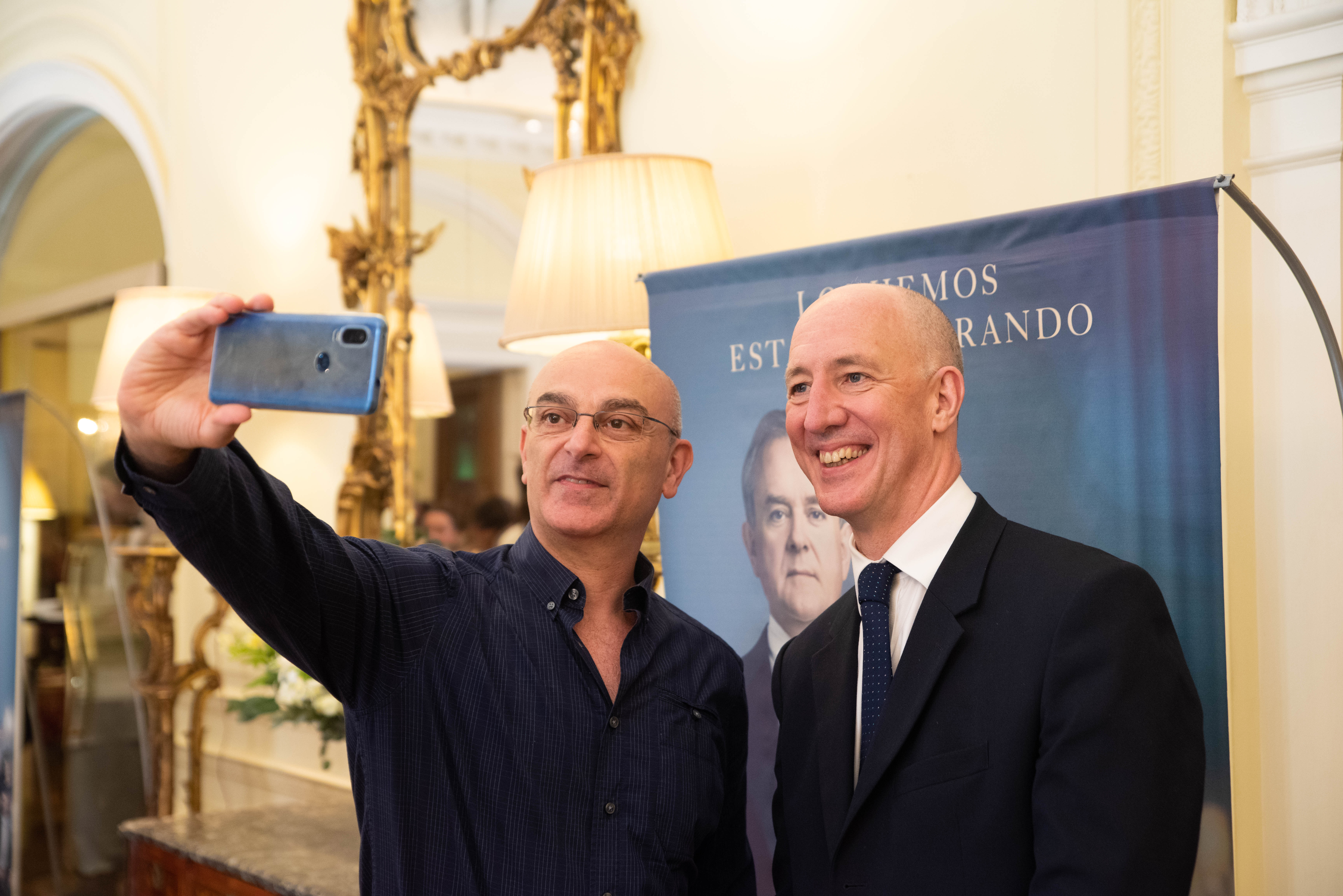 Una selfie con el embajador británico