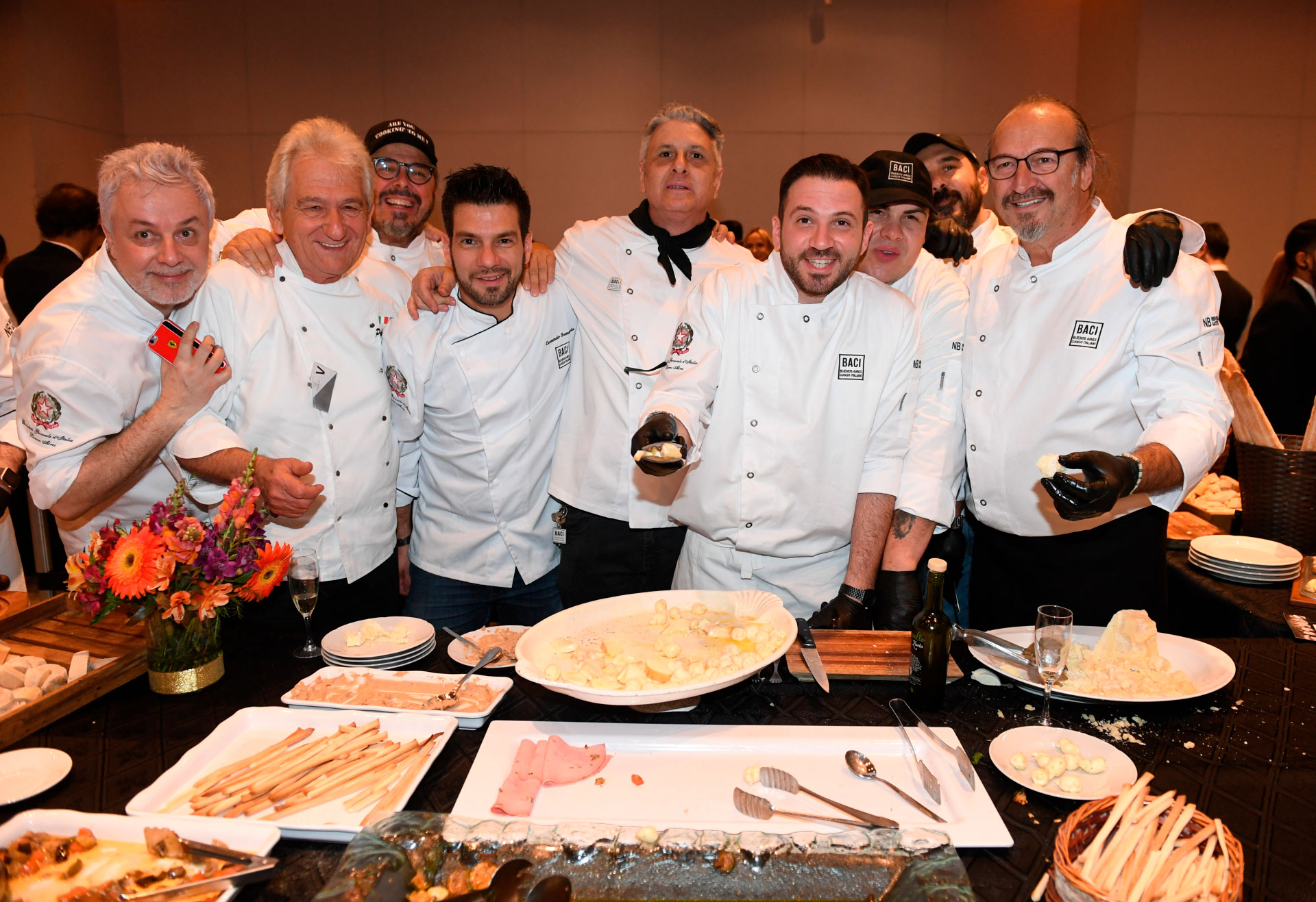 Este evento permite a los participantes deleitarse con excelentes platos, preparados por los cocineros italianos que integran BACI (Buenos Aires Cocineros Italianos), que representan la excelencia de la cocina de Italia en Buenos Aires y, paralelamente, contribuir con una causa justa. Los cocineros que participaron fueron: Mauro Crivellin de