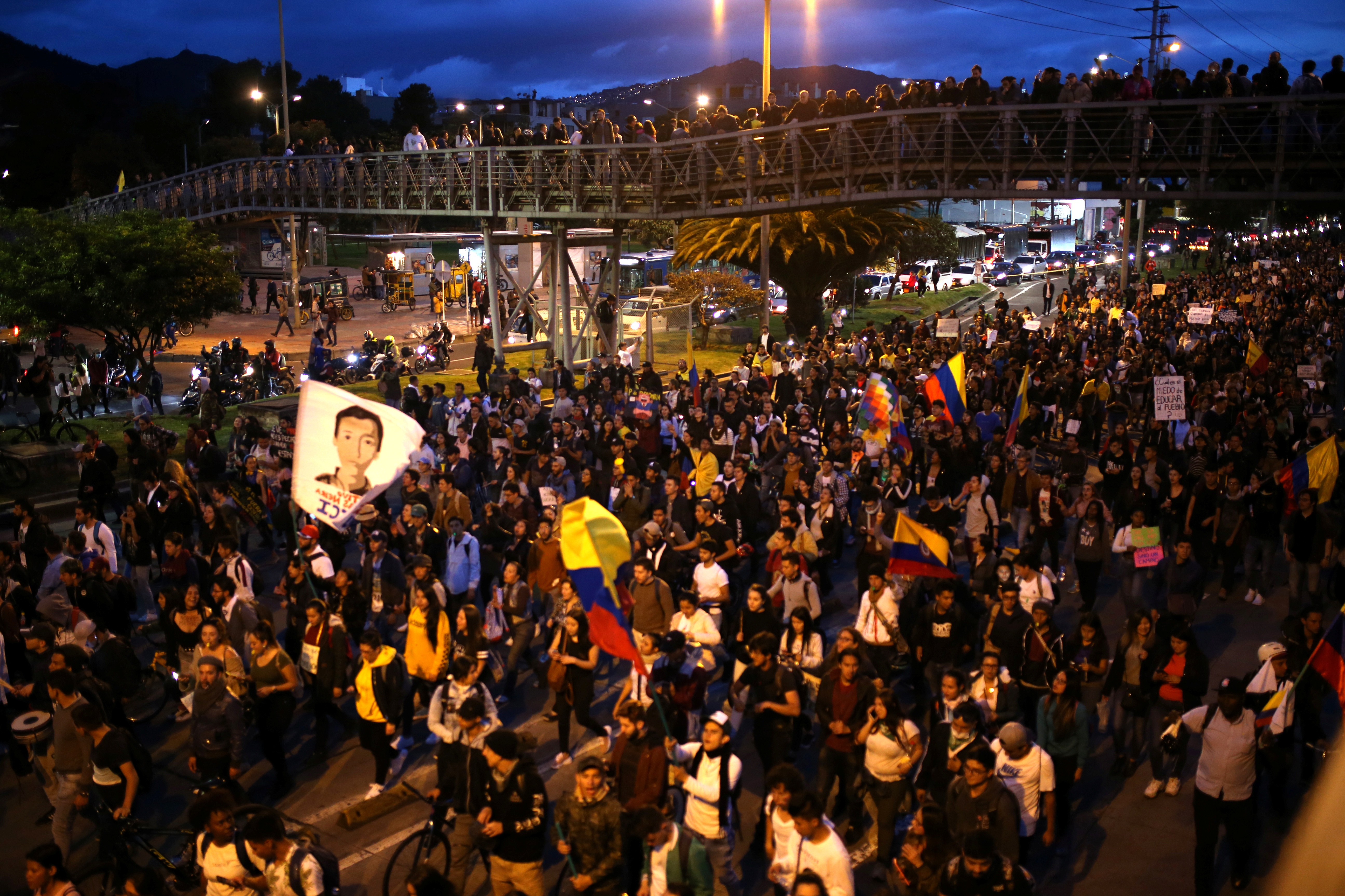 El paro nacional ya completa siete días y se ha mantenido con protestas, marchas masivas y cacerolazos extendidos por las principales ciudades del país.
