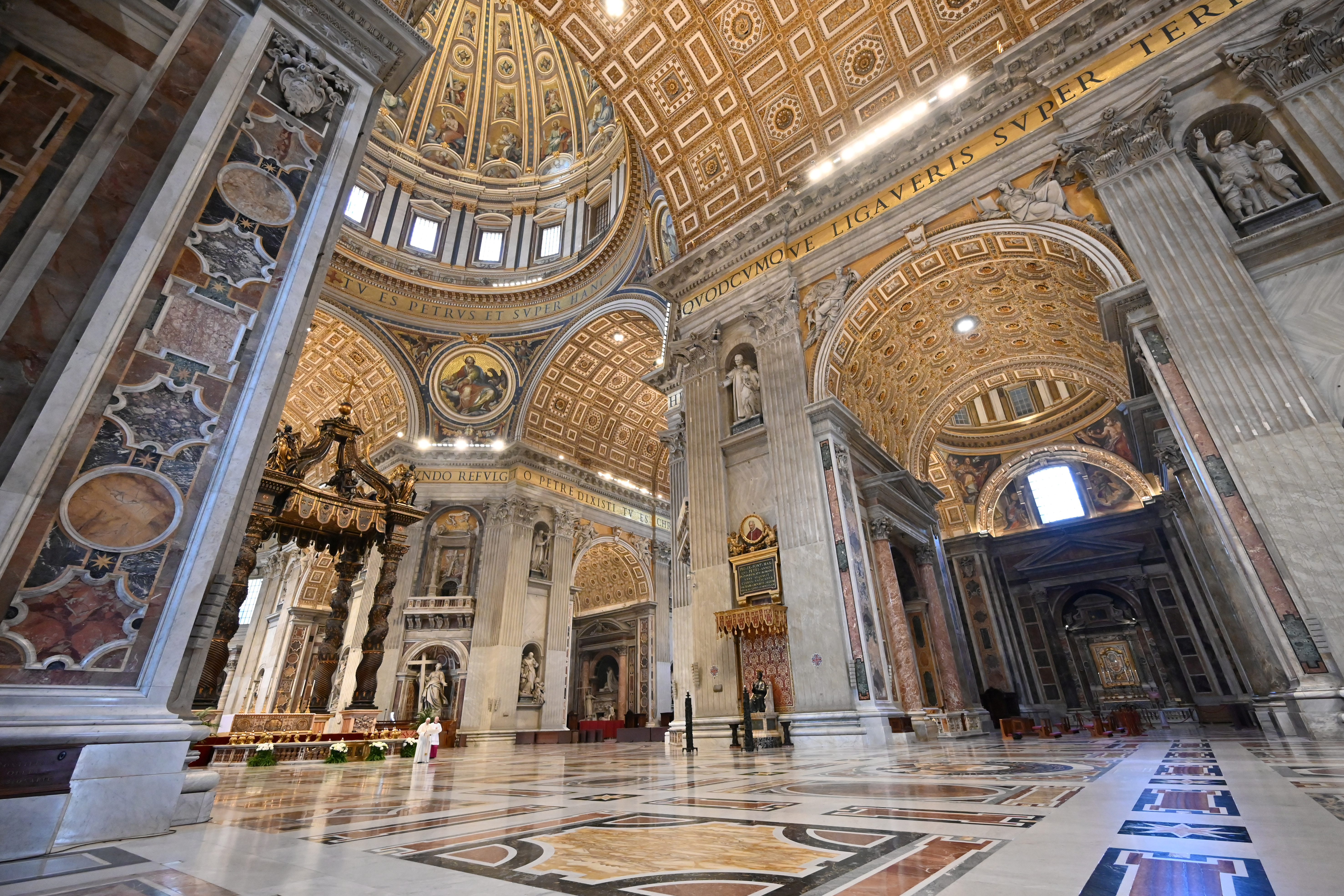 El Papa Francisco lee su mensaje "Urbi et Orbi" ("A la ciudad y al mundo") en la Basílica de San Pedro sin participación del público debido a un brote de coronavirus el domingo de Pascua en el Vaticano, el 12 de abril de 2020. (Andreas Solaro/Pool via REUTERS)