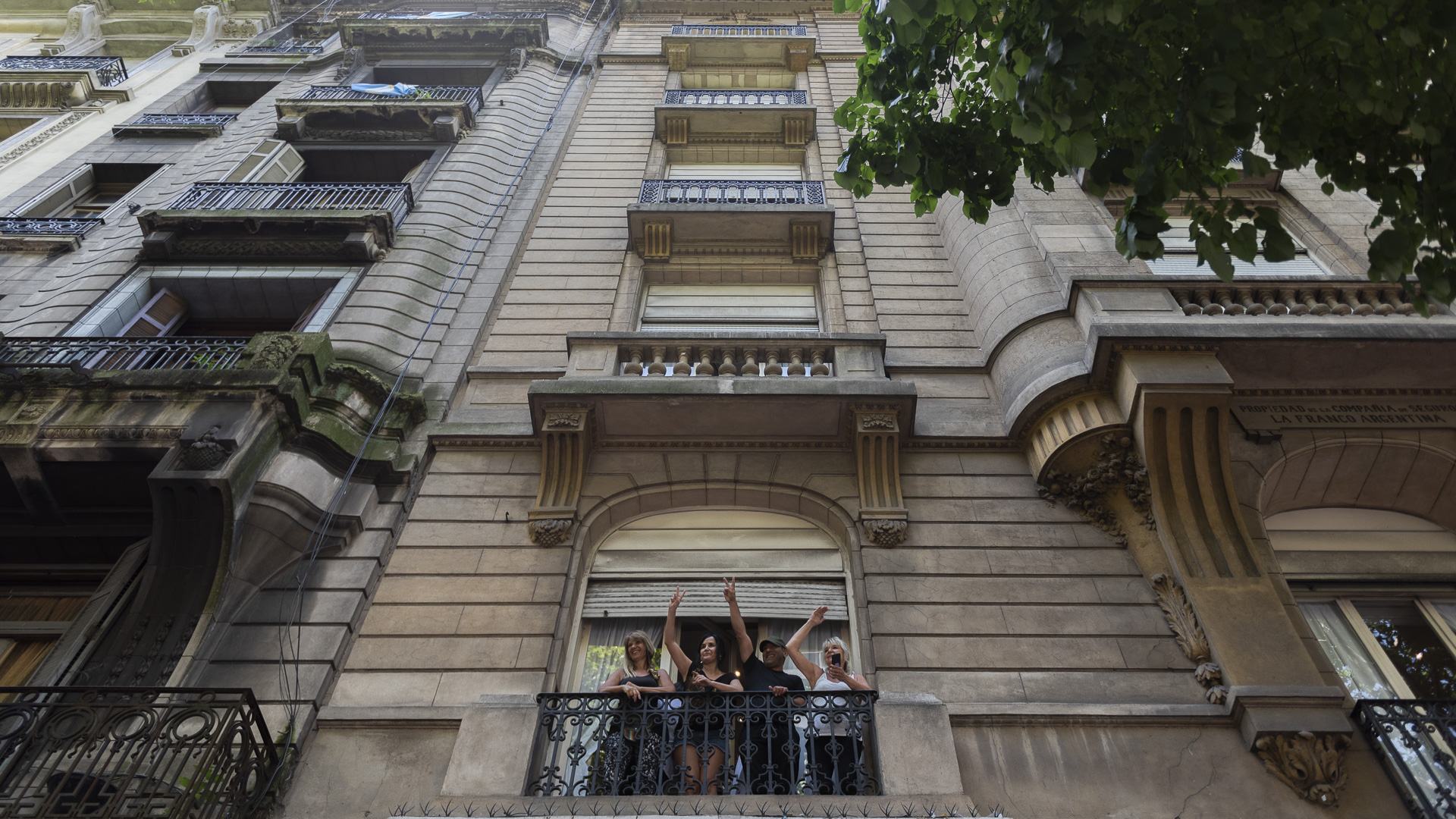 Desde los balcones también se manifestó el apoyo hacia el presidente electo que entró hoy en funciones