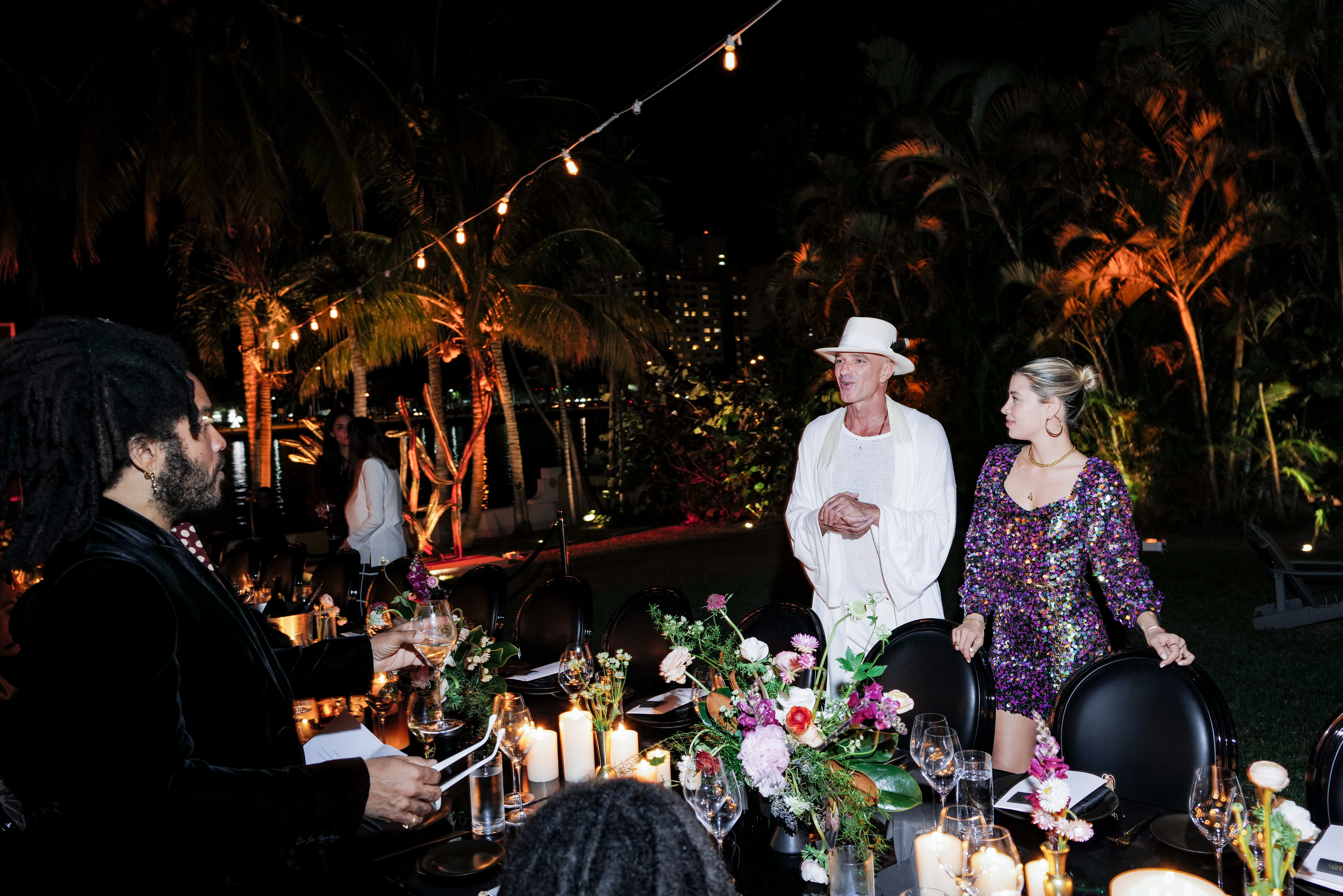 Alan Faena junto a Lenny Kravitz y Michelle Salas. Faena Festival explora la espiritualidad y las tradiciones culinarias, la abundancia y el sacrificio, la indulgencia y la abstinencia a través de instalaciones, videos, performances, obras históricas y nuevas comisiones que ocupan diversos espacios del distrito Faena