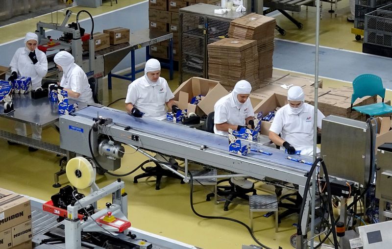 Foto de archivo. Empleados de la Compañía Nacional de Chocolates, que hace parte del Grupo Nutresa, trabajan en una fábrica cerca a la ciudad de Medellín, Colombia, 25 de junio, 2019. REUTERS/Luis Jaime Acosta