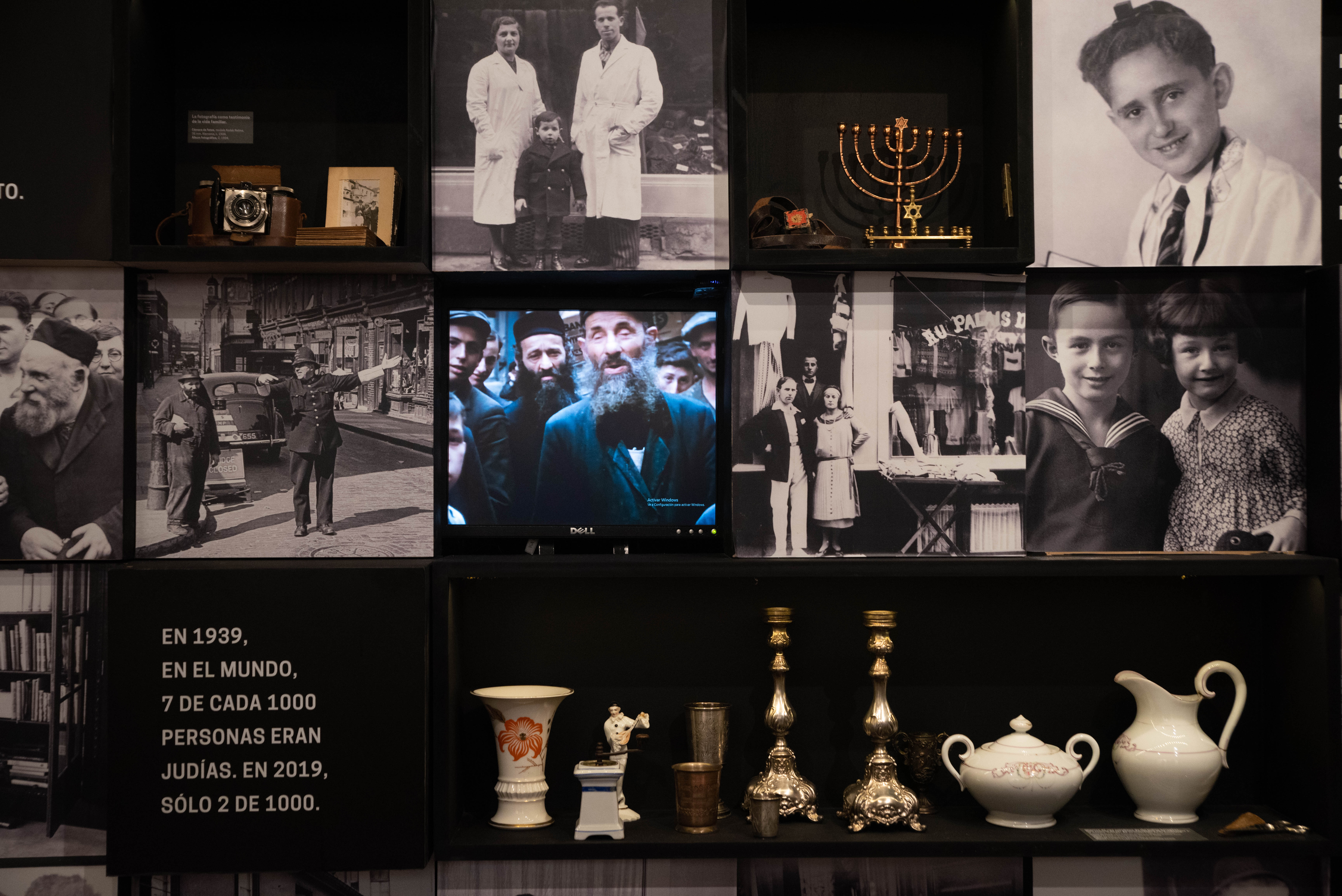 Es la introducción del ascenso de Adolf Hitler al poder. Hay en exposición cámaras de fotos y objetos de la vida. Alrededor se reparten consignas para entender la dimensión del genocidio: en el mundo había 16,5 millones de judíos en 1939, ochenta años después ese número se mantiene en 14,5 millones, cuando en el mismo período la población mundial se triplicó. La ecuación da siete judíos cada mil personas antes de la Segunda Guerra Mundial y desciende a dos cada mil en la actualidad