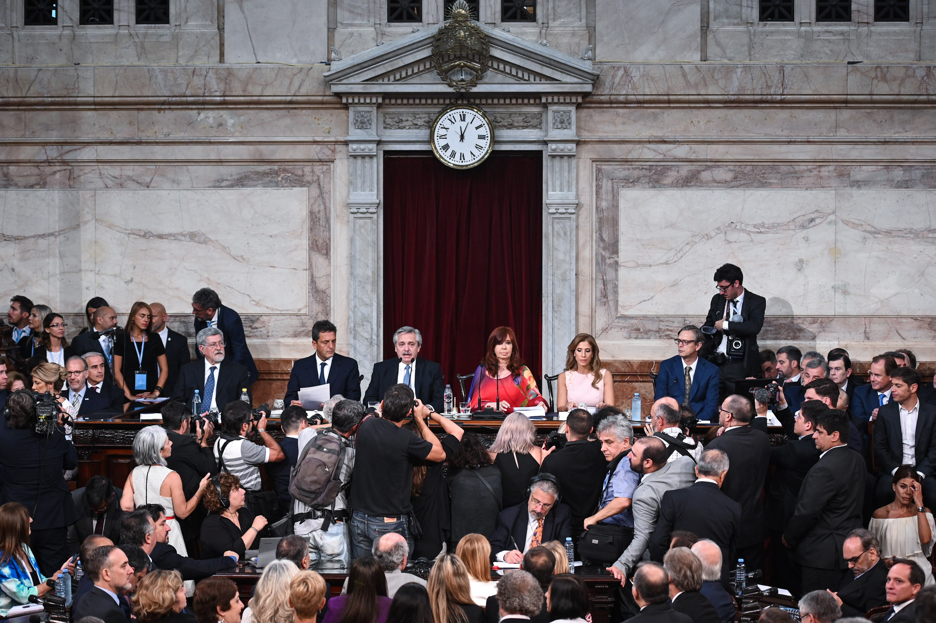 Su primera idea volcada en su exposición: “No estoy aquí tan solo enlazando palabras de ocasión. Con este discurso, vengo a darle a mi palabra el valor del compromiso. Vengo a contarles en qué lugar estamos parados, cuáles son los riesgos que nos acechan y cuáles son las fortalezas a las que podemos acudir para avanzar”