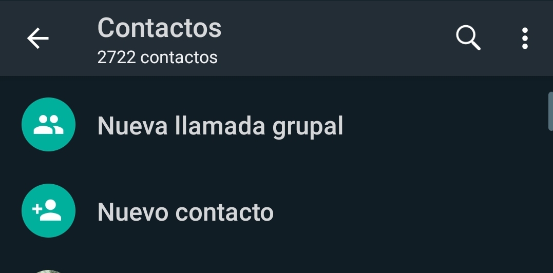 Presionar en la opción "nueva llamada grupal" y luego ir sumando los contactos. 