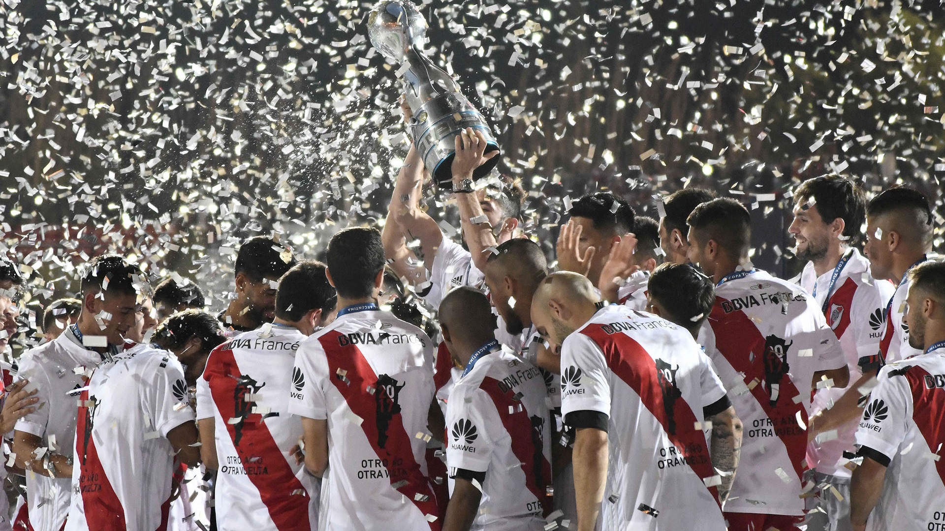 Los festejos de River en la Copa Argentina de 2017, en la que venció a Atlético Tucumán (Foto: EFE/ Andres Larrovere)