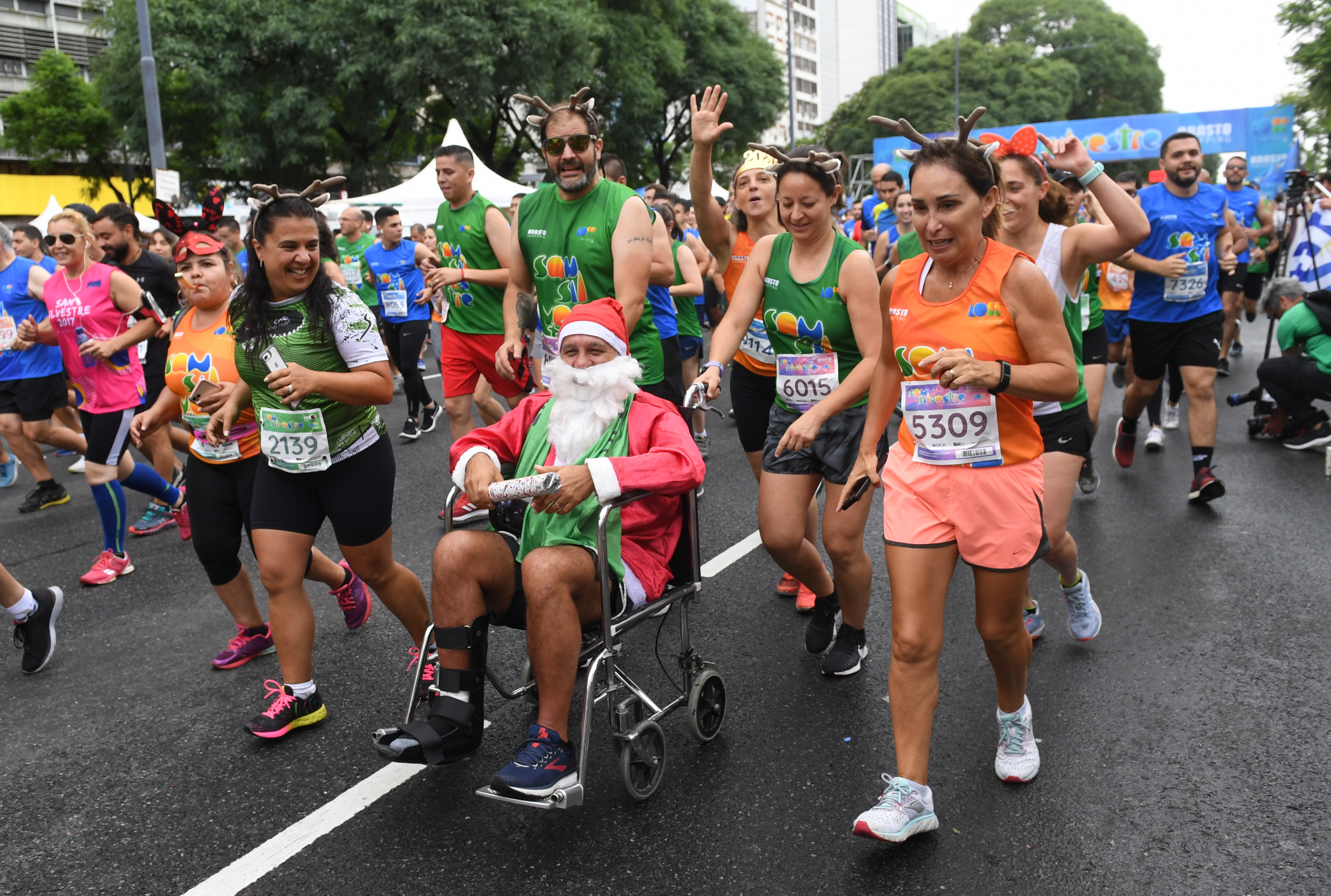 Un lesionado se disfrazó de Papá Noel y fue llevado en silla de ruedas (Maximiliano Luna)