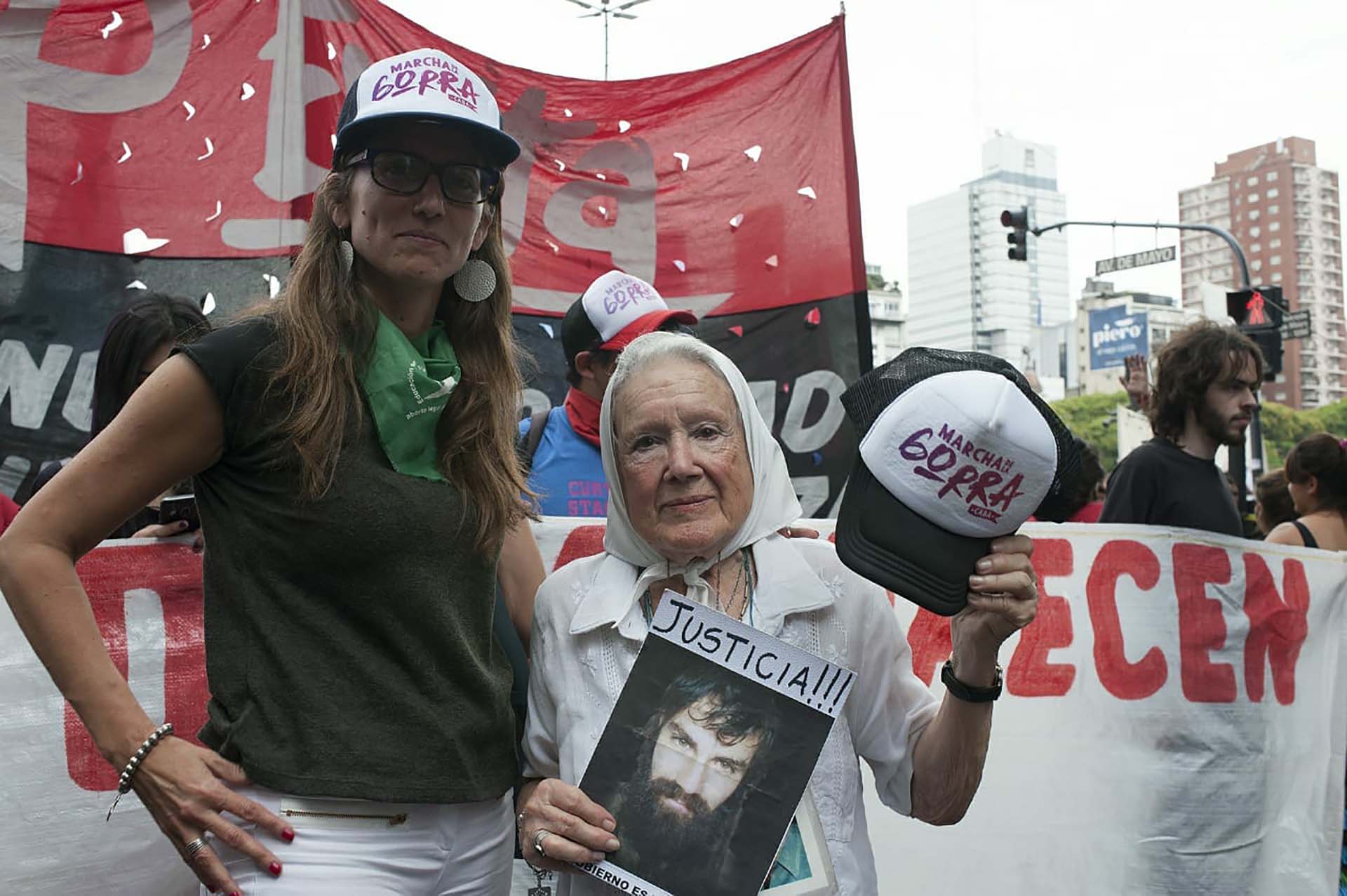 Gómez Alcorta junto a Nora Cortiñas