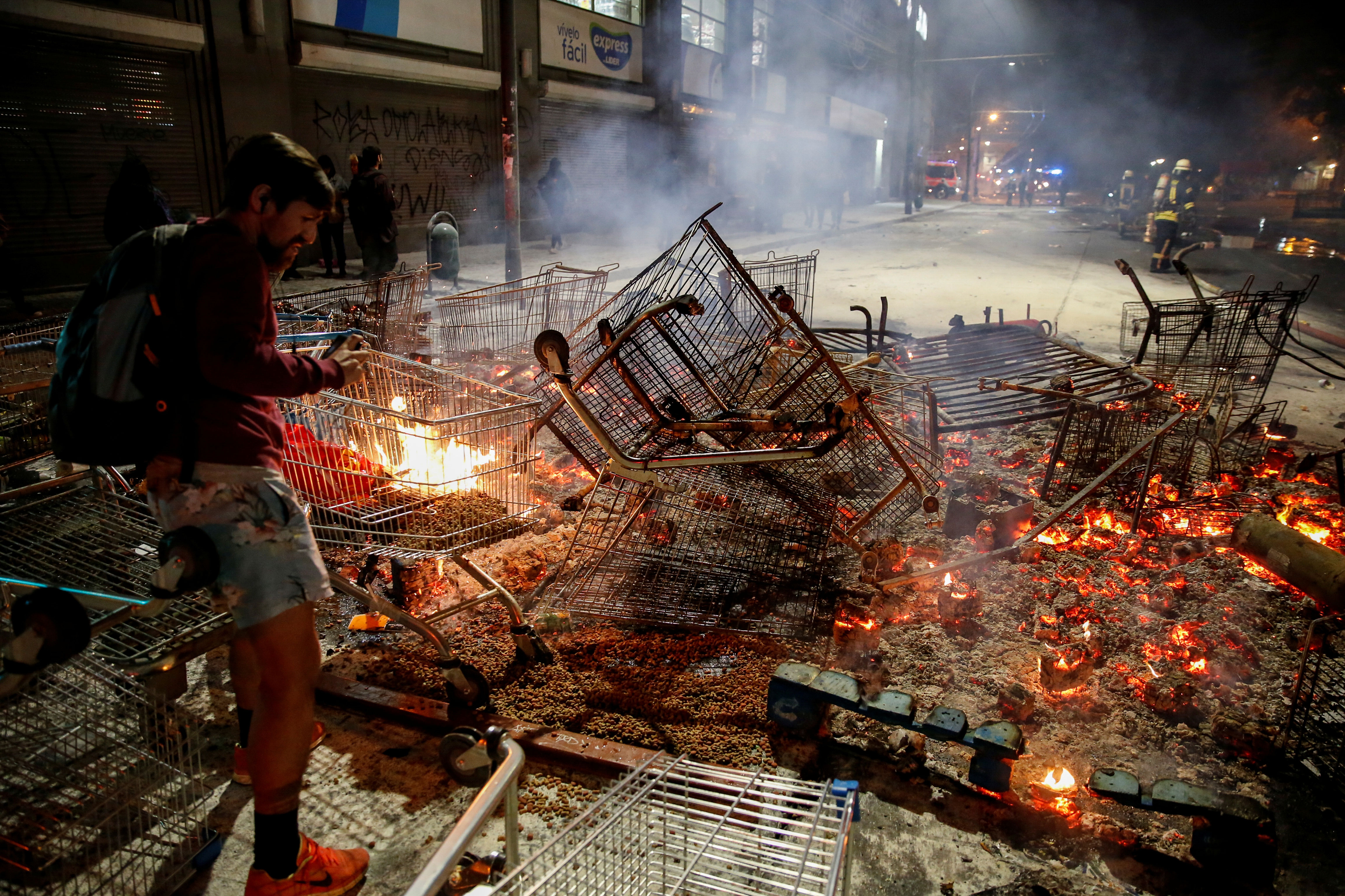 La protesta callejera se radicalizó en algunos puntos de la ciudad y grupos violentos tomaron el protagonismo con barricadas, saqueos en comercios, la quema y destrozo de varias estaciones de metro, de autobuses y de mobiliario urbano, e incluso incendiando la sede de la eléctrica Enel.