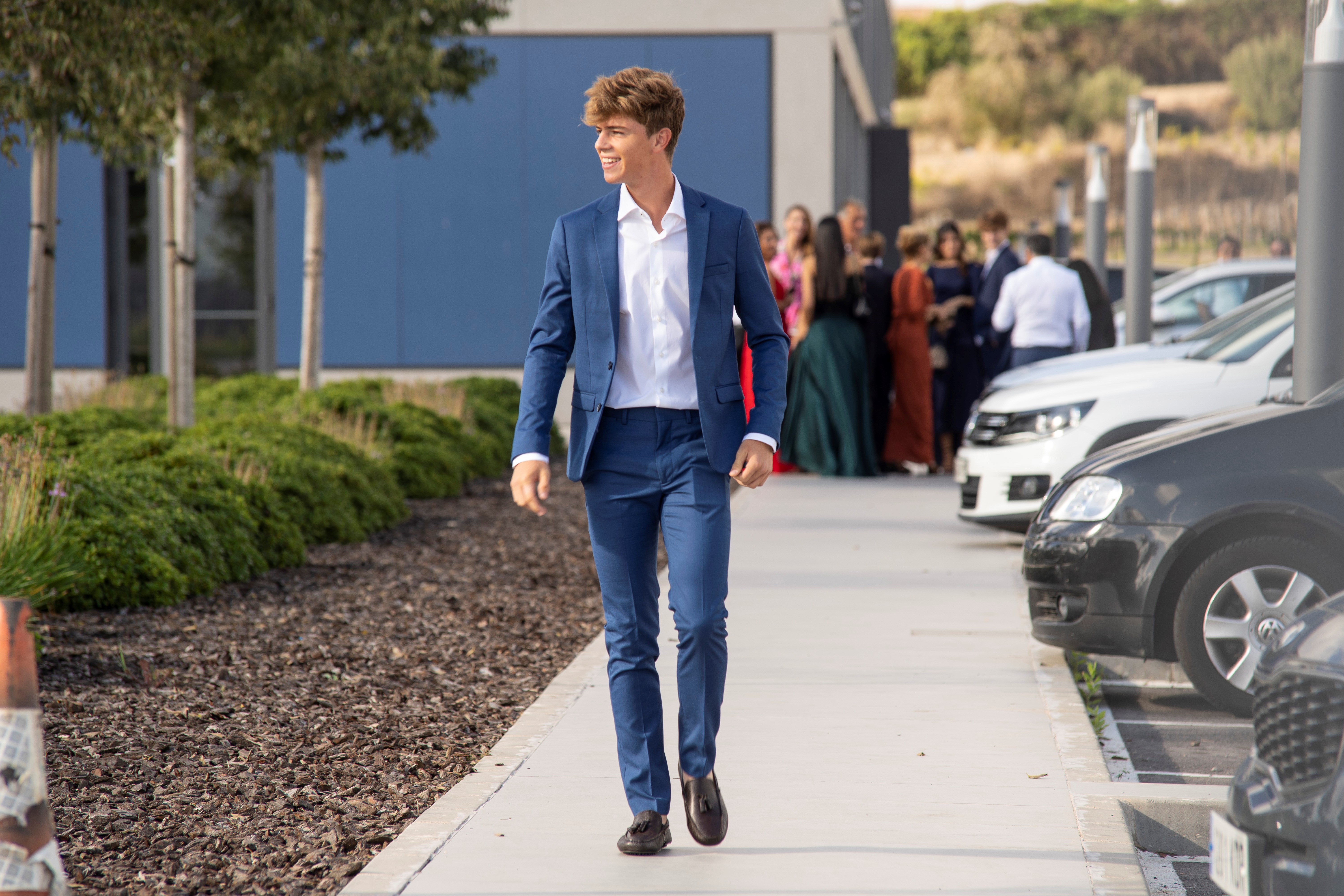 Los invitados a la boda de Rafa Nadal y Mery Perelló esperaban a los dos autobuses que les trasladan desde la Academia de Rafa Nadal, en Manacor,el punto de encuentro desde el que han partido a Pollença, donde se encuentra sa Fortalesa EFE/ Ezequiel Ivan Espinar Riutort
