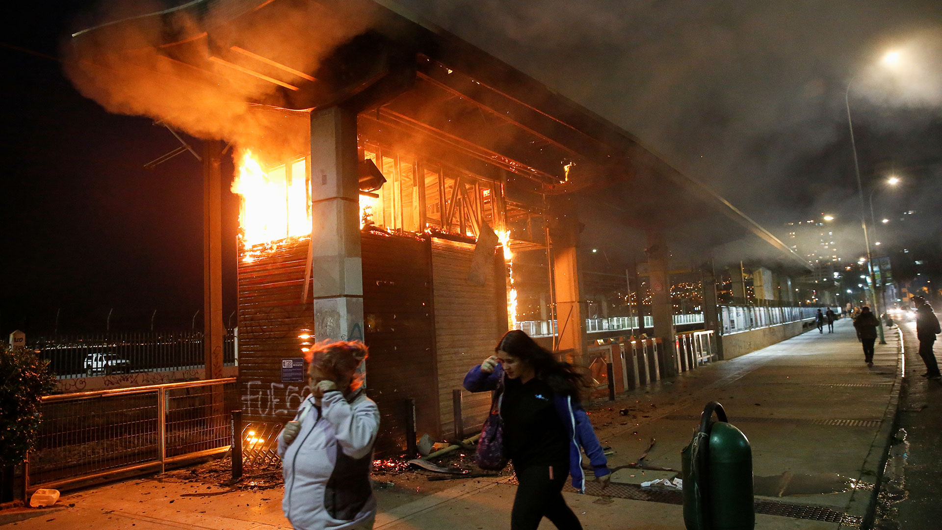 Los manifestantes de la ciudad costera también quemaron la estación Bellavista