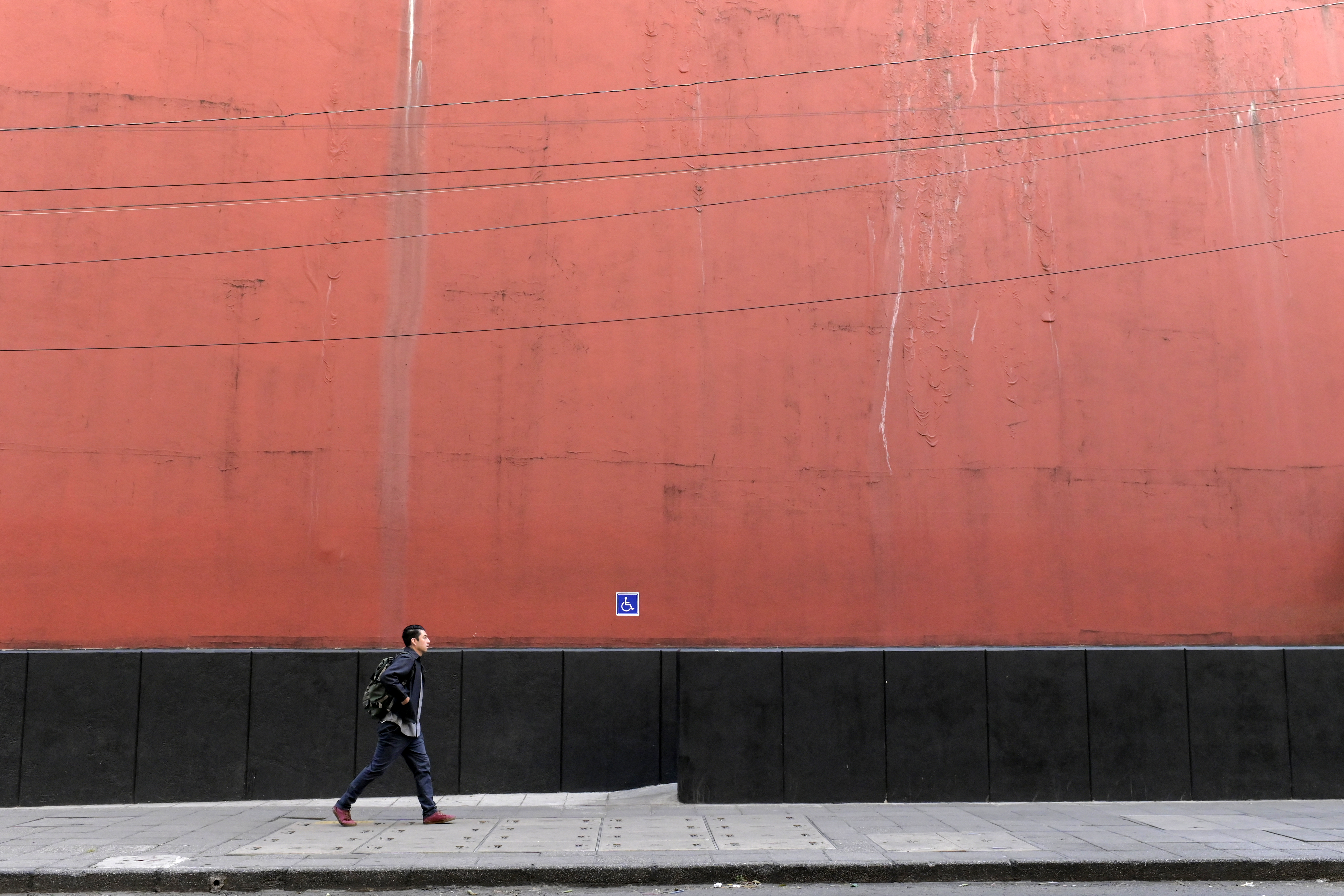 Un hombre camina por una calle en la Ciudad de México el 31 de marzo de 2020, durante el brote del nuevo coronavirus COVID-19.