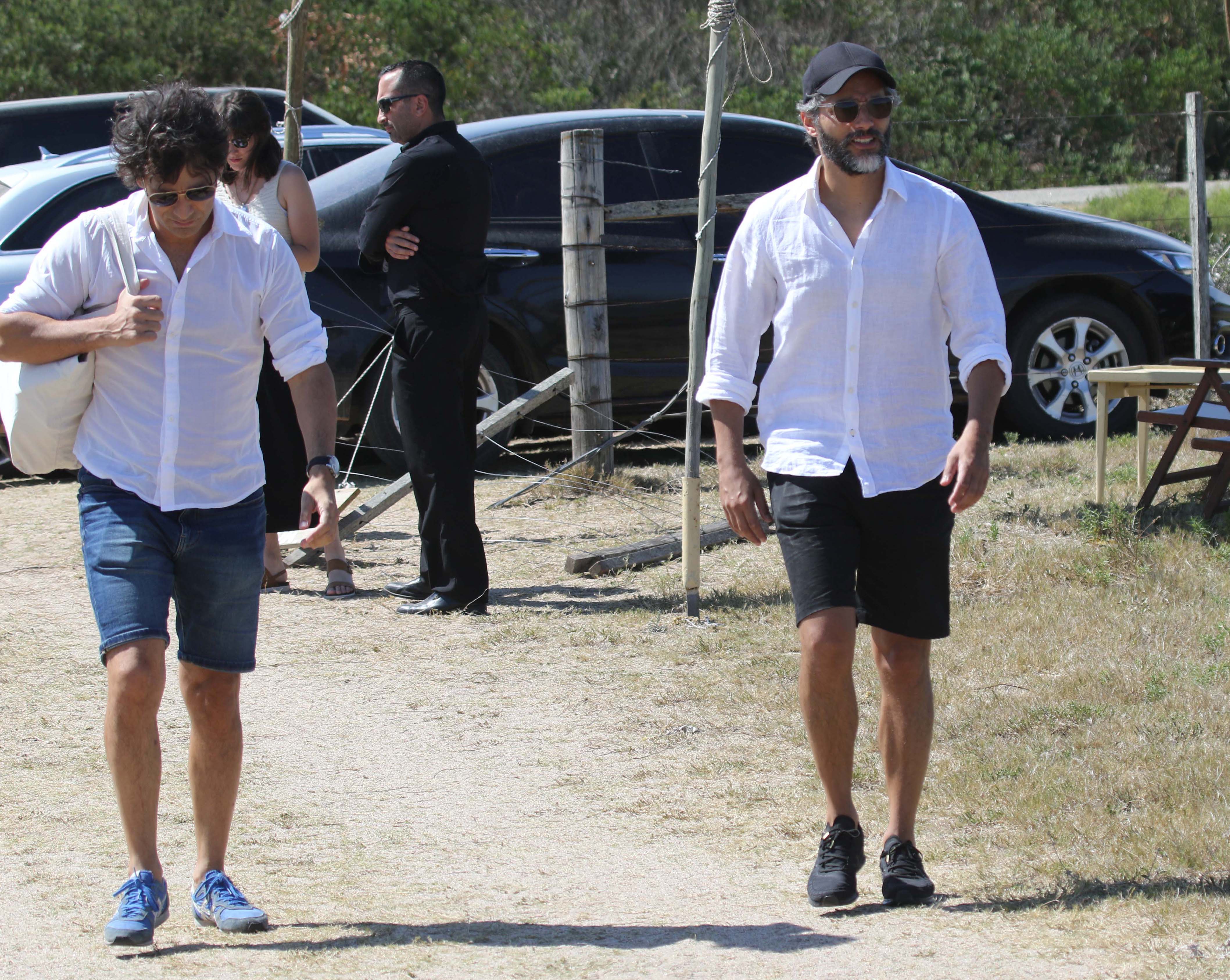 Joaquín Furriel con camisa blanca y bermudas en una tarde a pleno sol