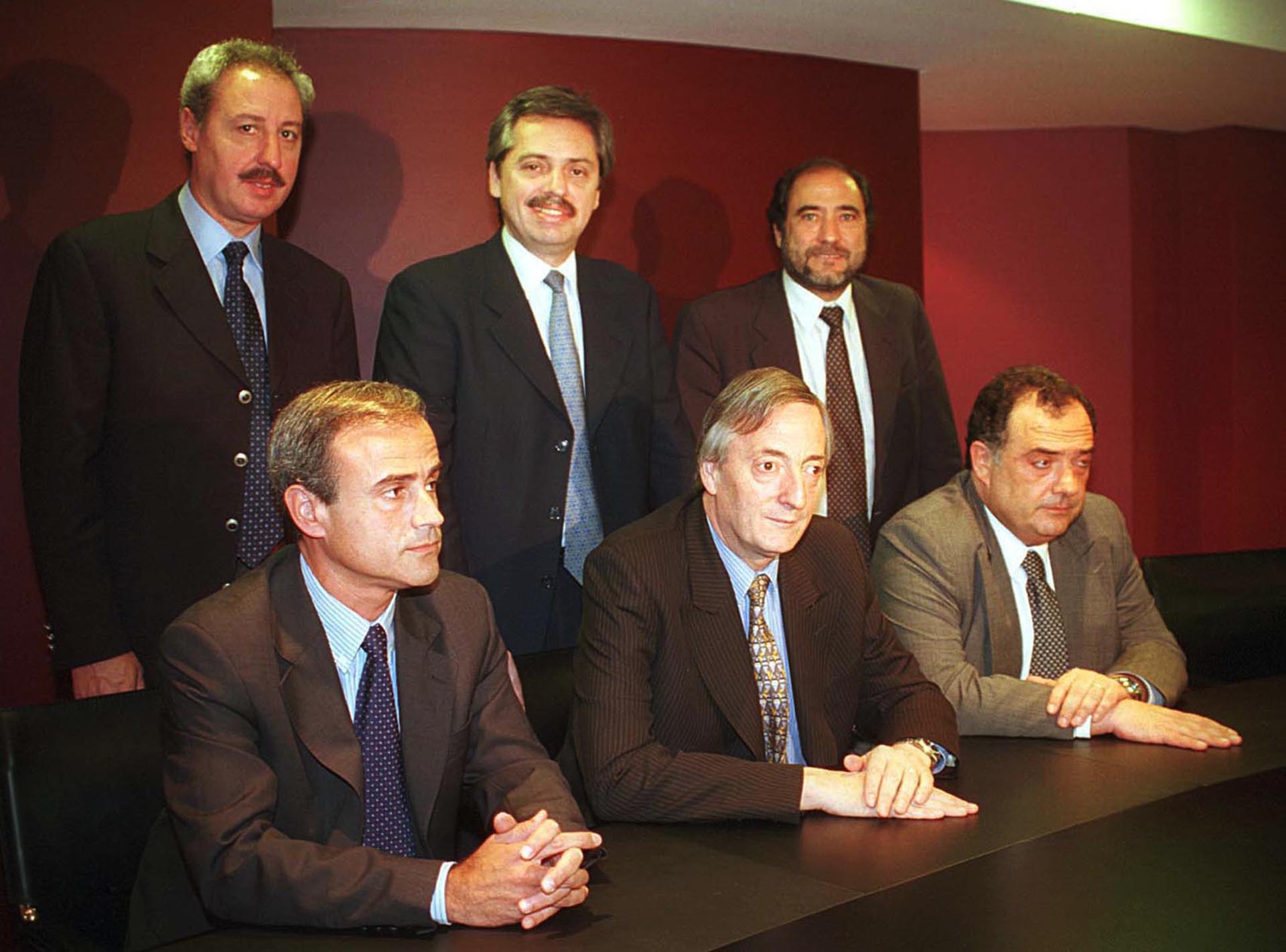 El 18 de diciembre de 2002, junto a los legisladores porteños del PJ Eduardo Valdés, Julio Vitobello y Jorge Argüello, hicieron público su apoyo a la candidatura de Néstor Kirchner en la Casa de la Provincia de Santa Cruz en Buenos Aires.