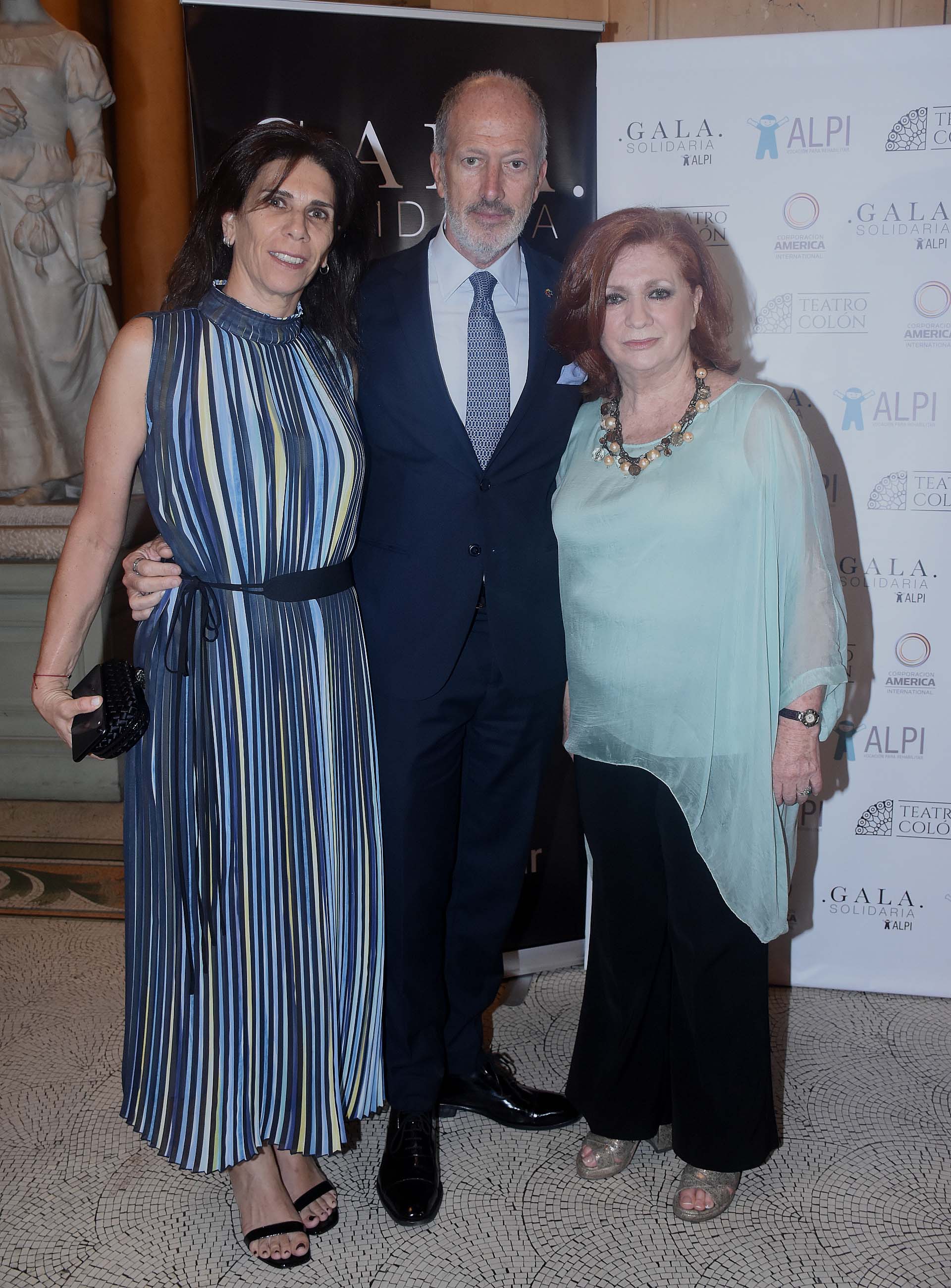 Jorge Knoblovits, presidente de la DAIA, su mujer y Teresa González Fernández