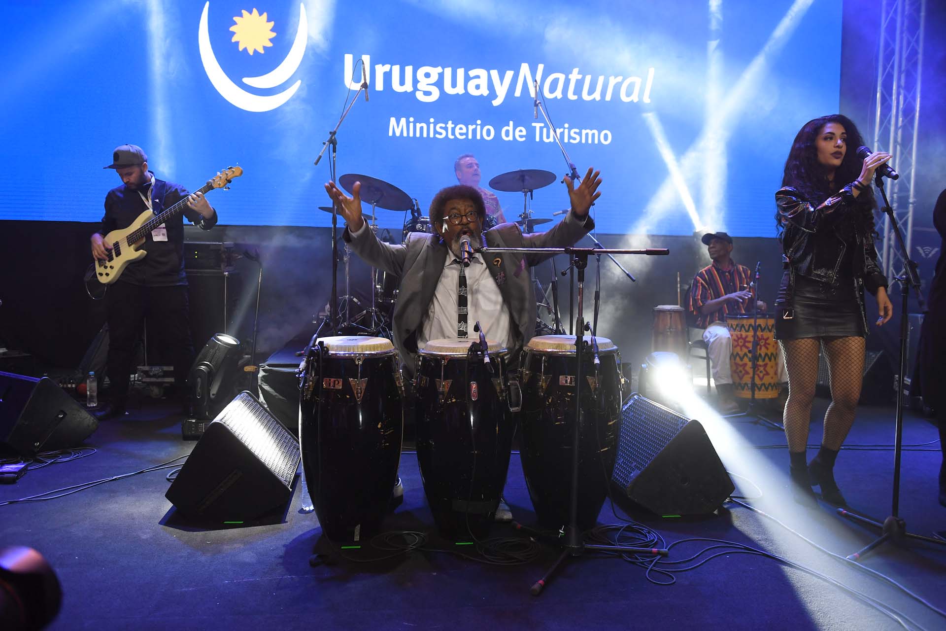 El artista uruguayo Ruben Rada y la cantante mexicana Julieta Venegas fueron dos de las atracciones que ofreció Uruguay durante la presentación de la temporada 2019-2020