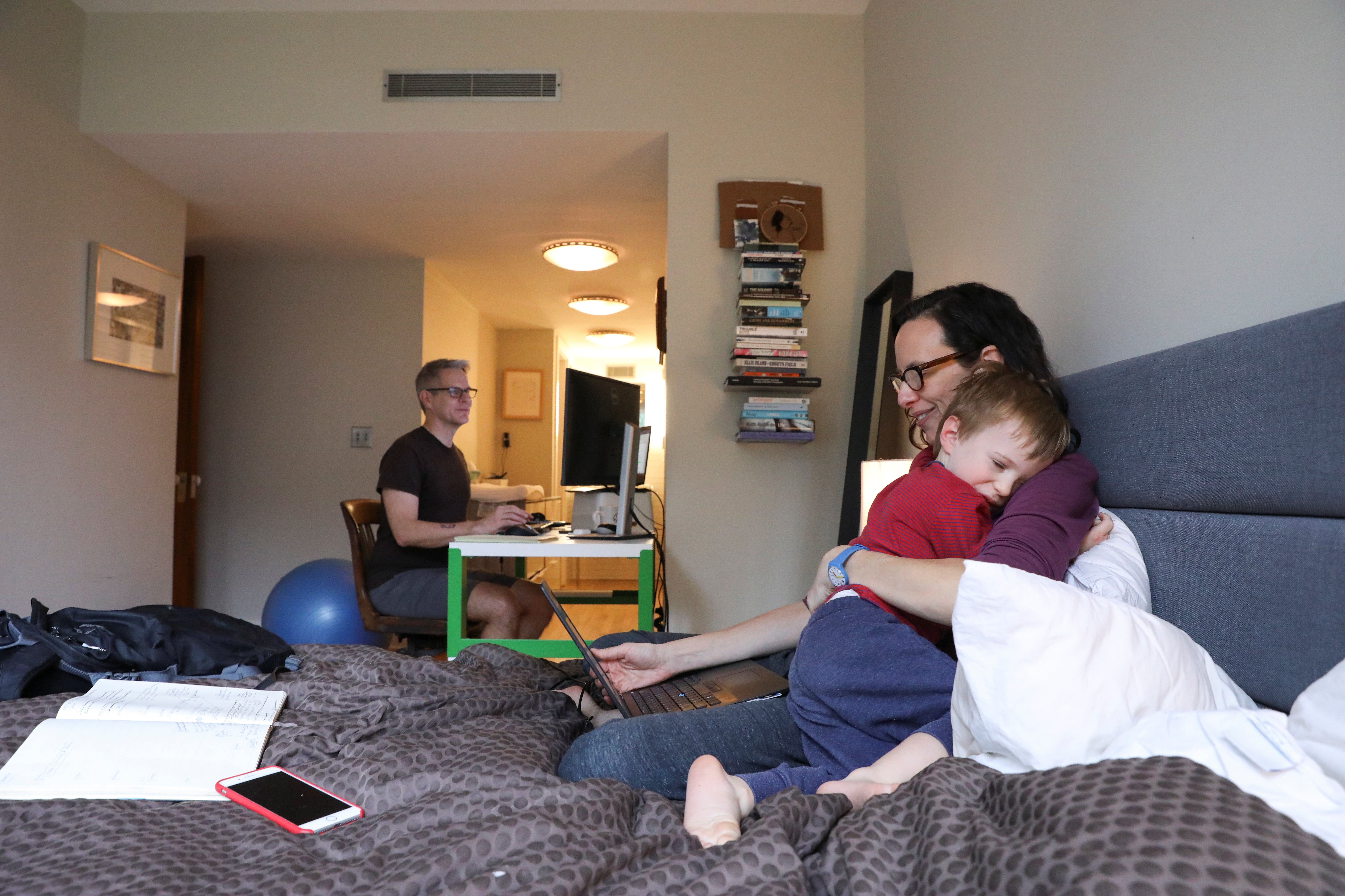 Una familia en Nueva York trabajando desde casa