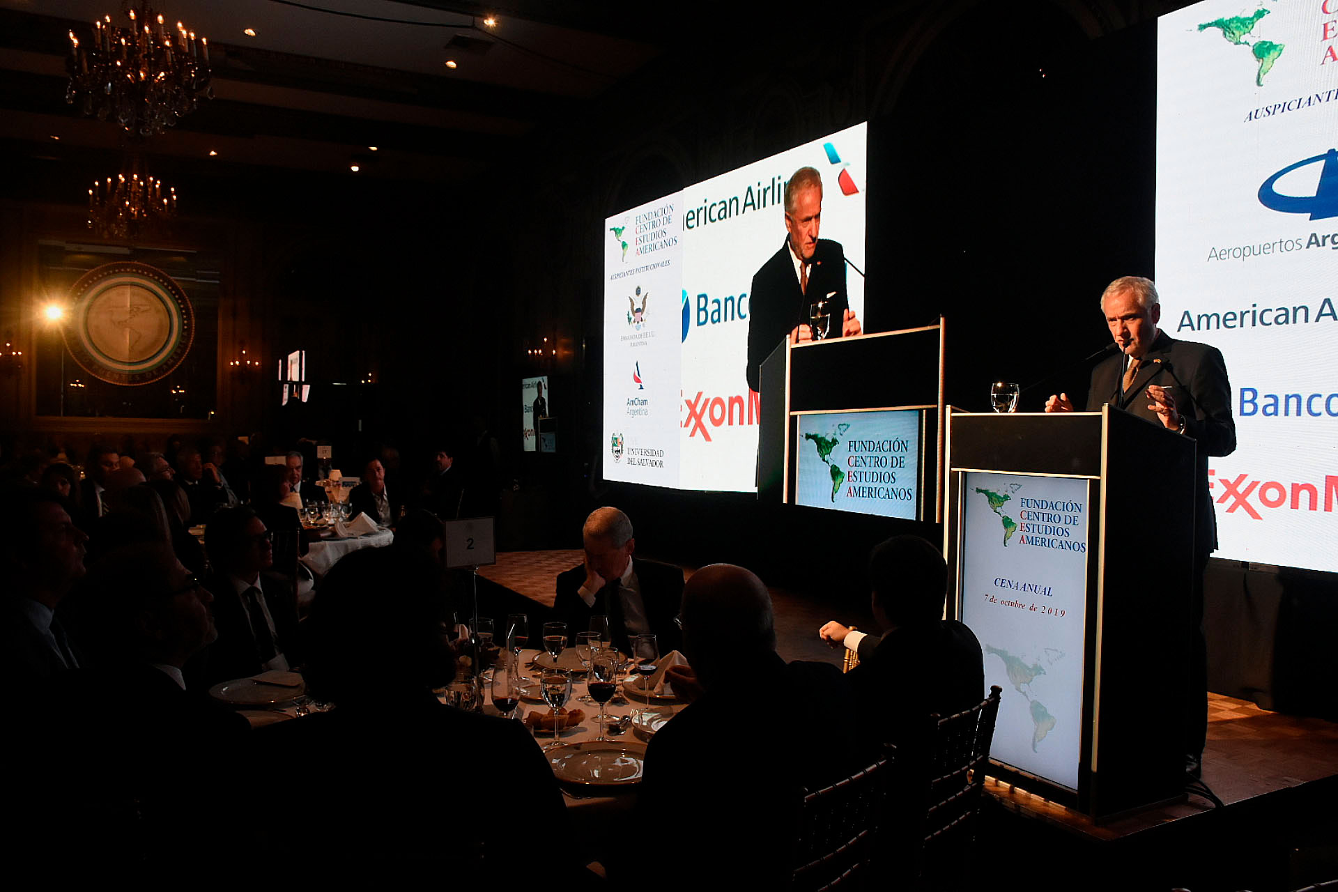 Distintas figuras de la política local e internacional se hicieron presentes en la cena anual del centros de estudios