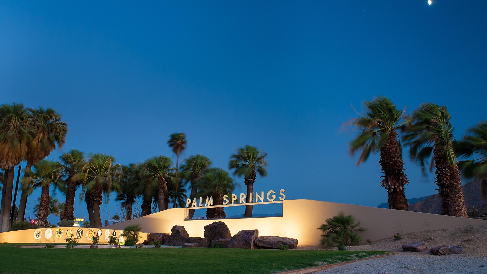 Palm Springs disfruta de su reputación como un enclave elegante de diseño de mediados de siglo durante todo el año, pero nunca más que en febrero durante la Semana del Modernismo. El evento de 11 días se extiende a lo largo del fin de semana del Día de los Presidentes, y muestra todos los aspectos de este estilo de posguerra en más de 350 eventos, que incluyen charlas, visitas al jardín y fiestas