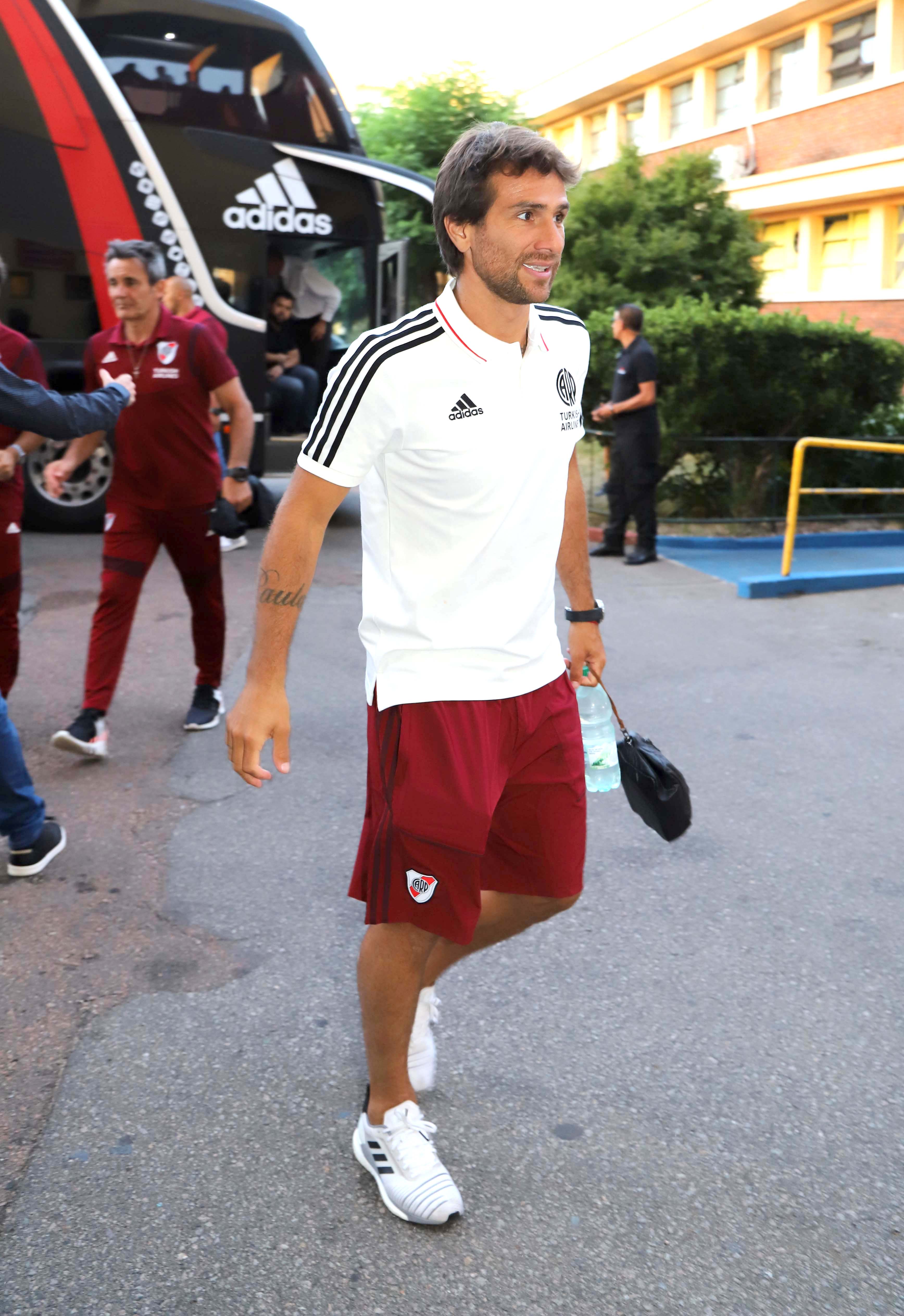 La llegada de los jugadores de River. Leonardo Ponzio