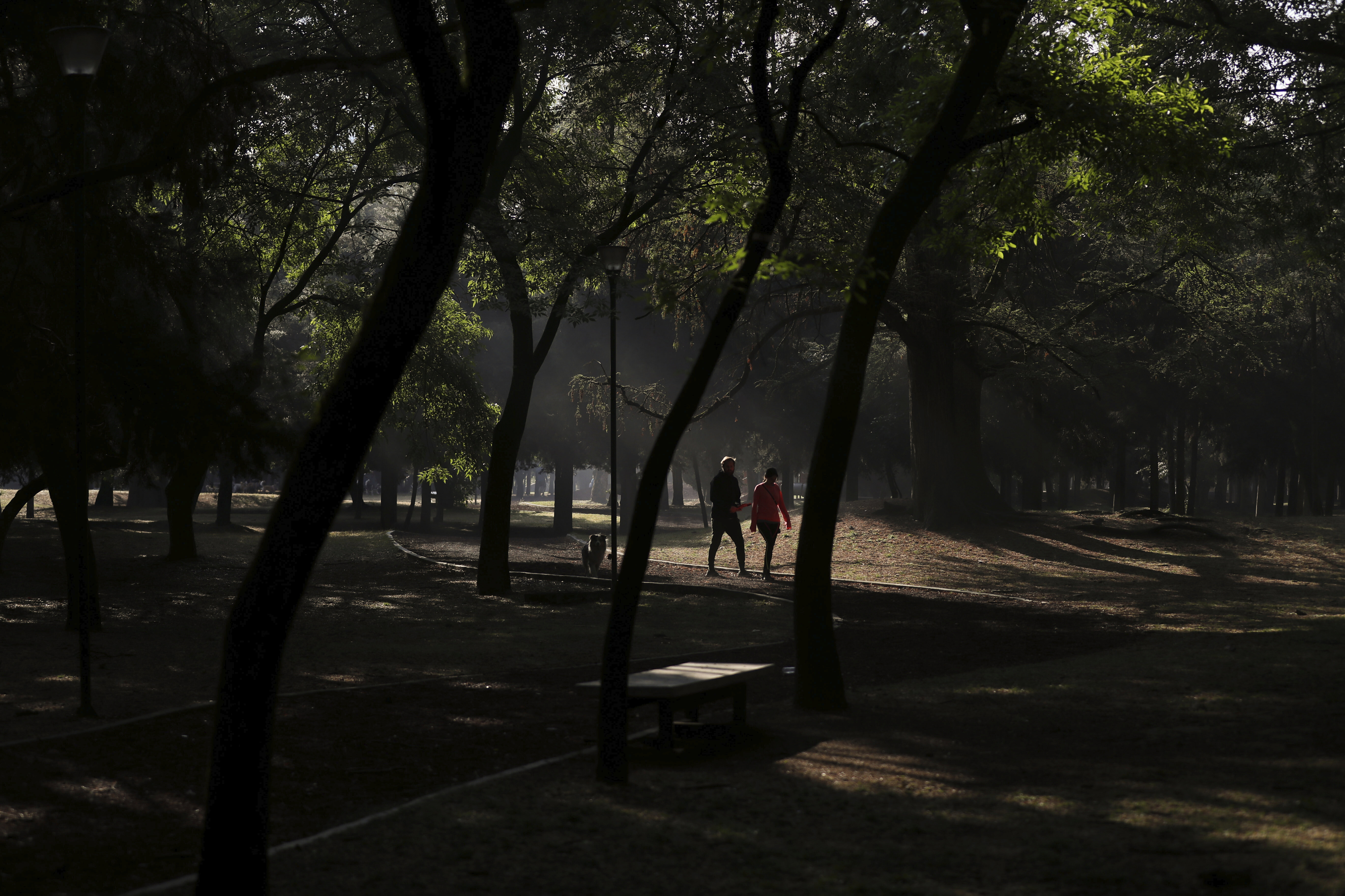Una pareja trota en el parque Chapultepec de la Ciudad de México, el domingo 22 de marzo de 2020.